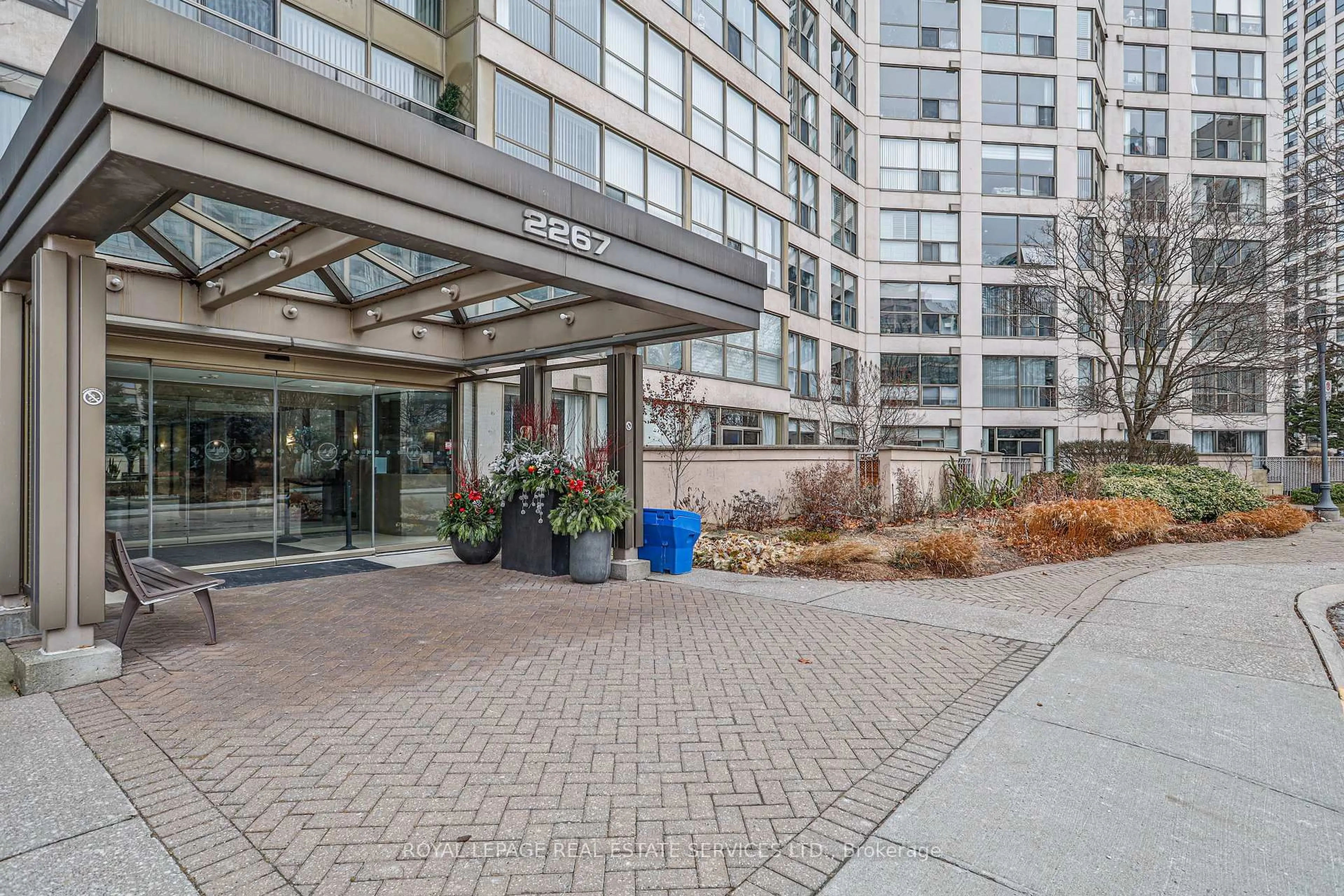 Indoor foyer for 2267 Lake shore Blvd #512, Toronto Ontario M8V 3X2