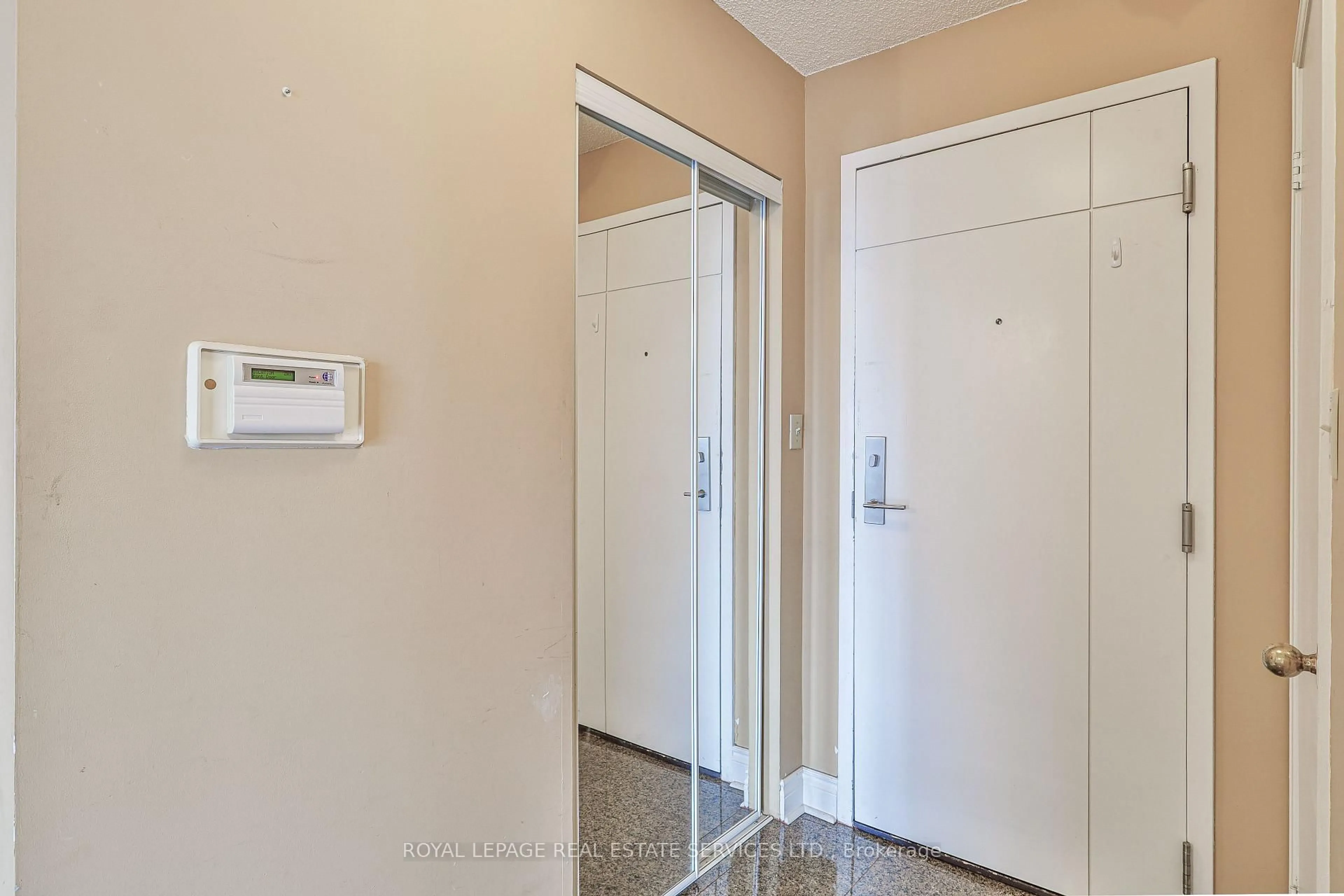 Indoor foyer for 2267 Lake shore Blvd #512, Toronto Ontario M8V 3X2