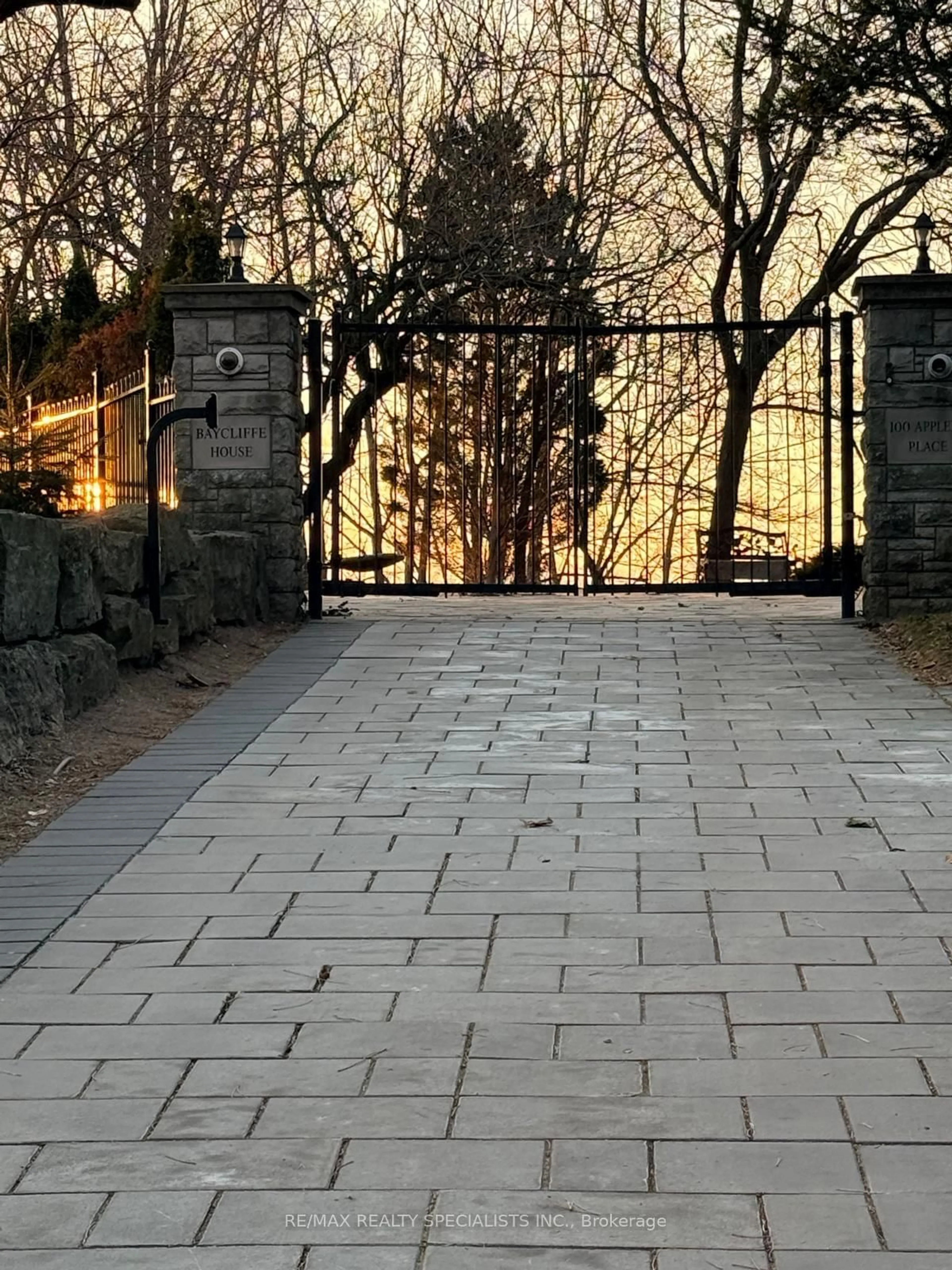 Patio, street for 100 Appleby Pl, Burlington Ontario L7L 2X1