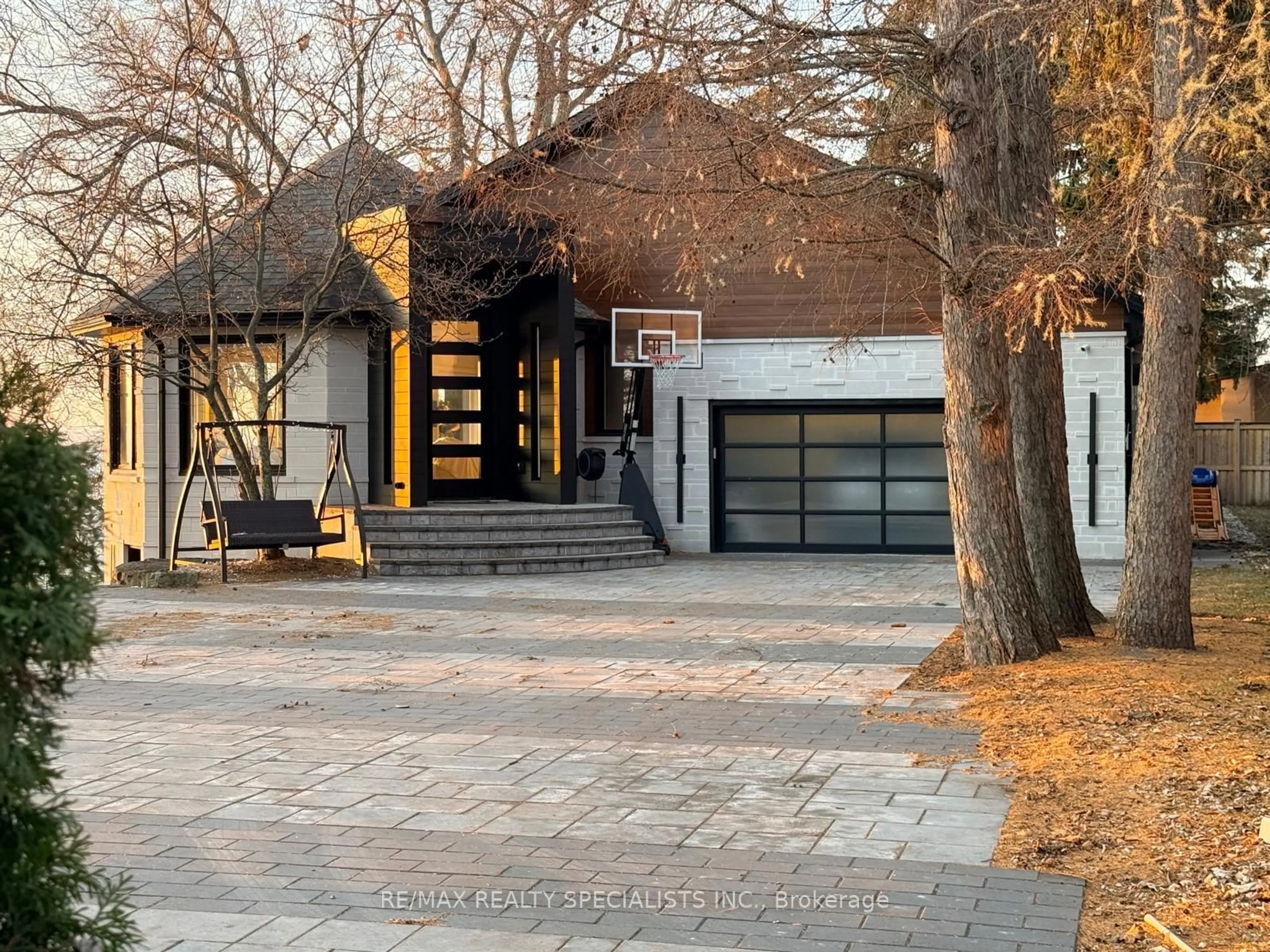 Home with brick exterior material, street for 100 Appleby Pl, Burlington Ontario L7L 2X1