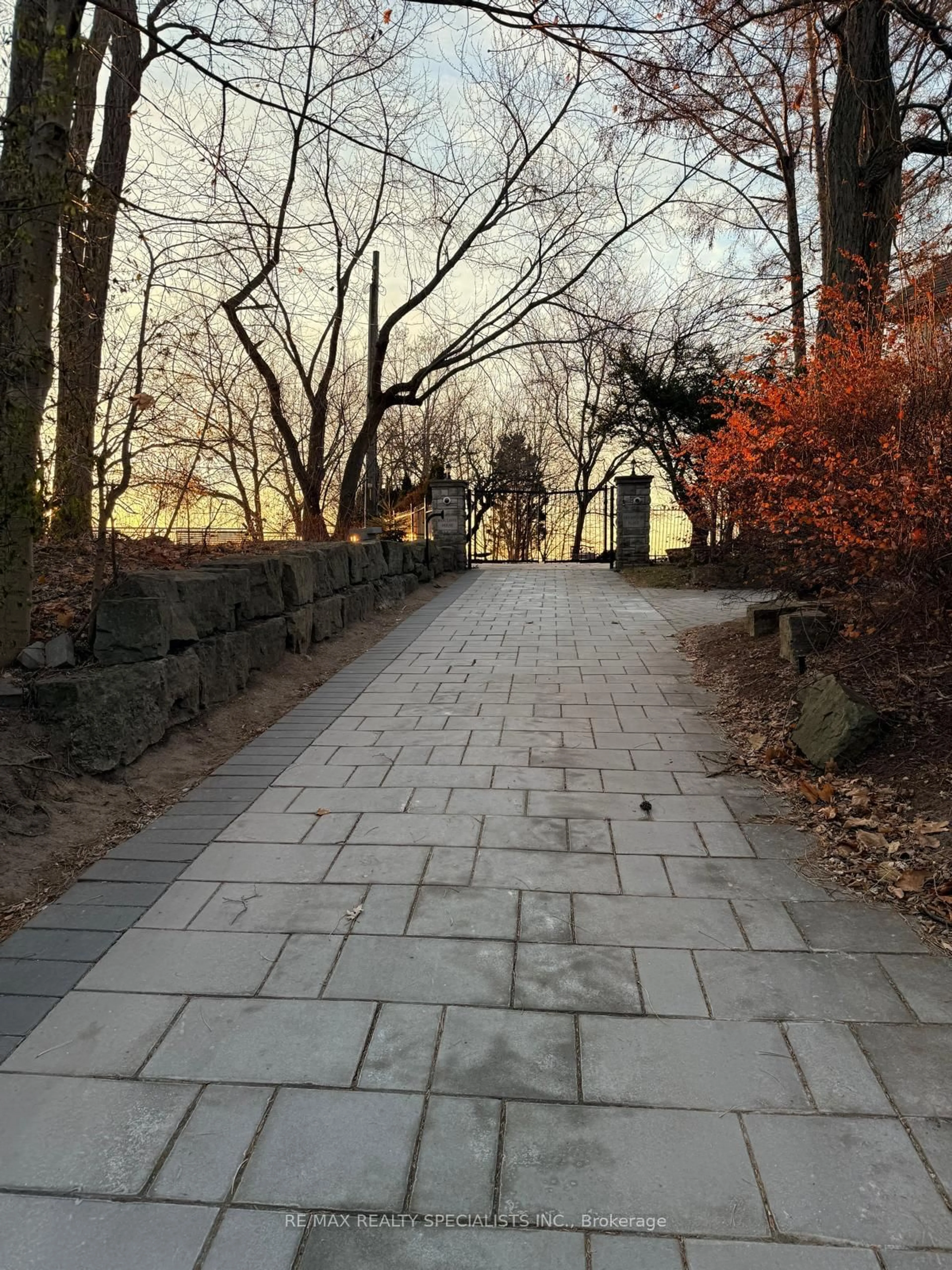 Patio, street for 100 Appleby Pl, Burlington Ontario L7L 2X1