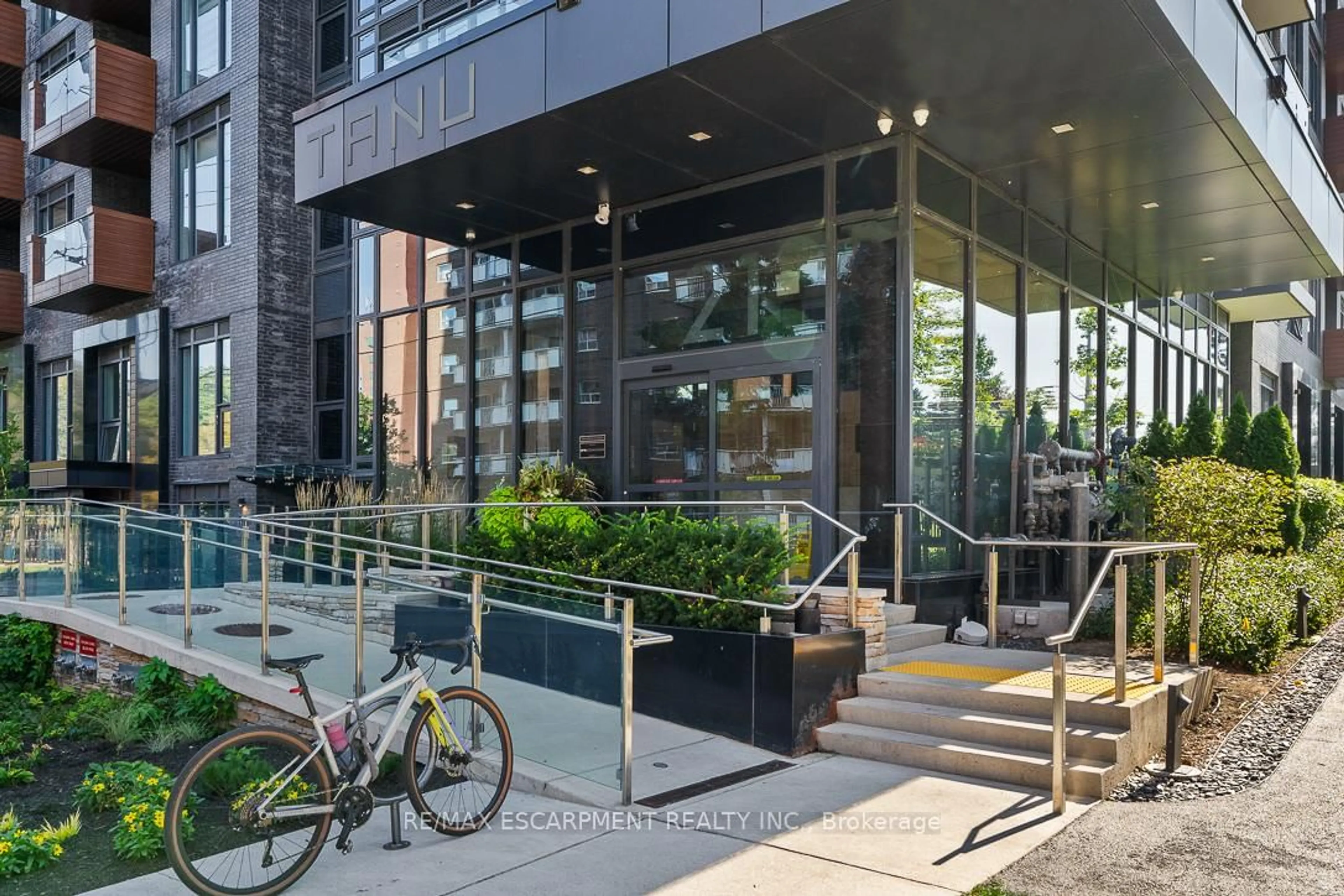Patio, street for 21 Park St #1012, Mississauga Ontario L5G 0C2