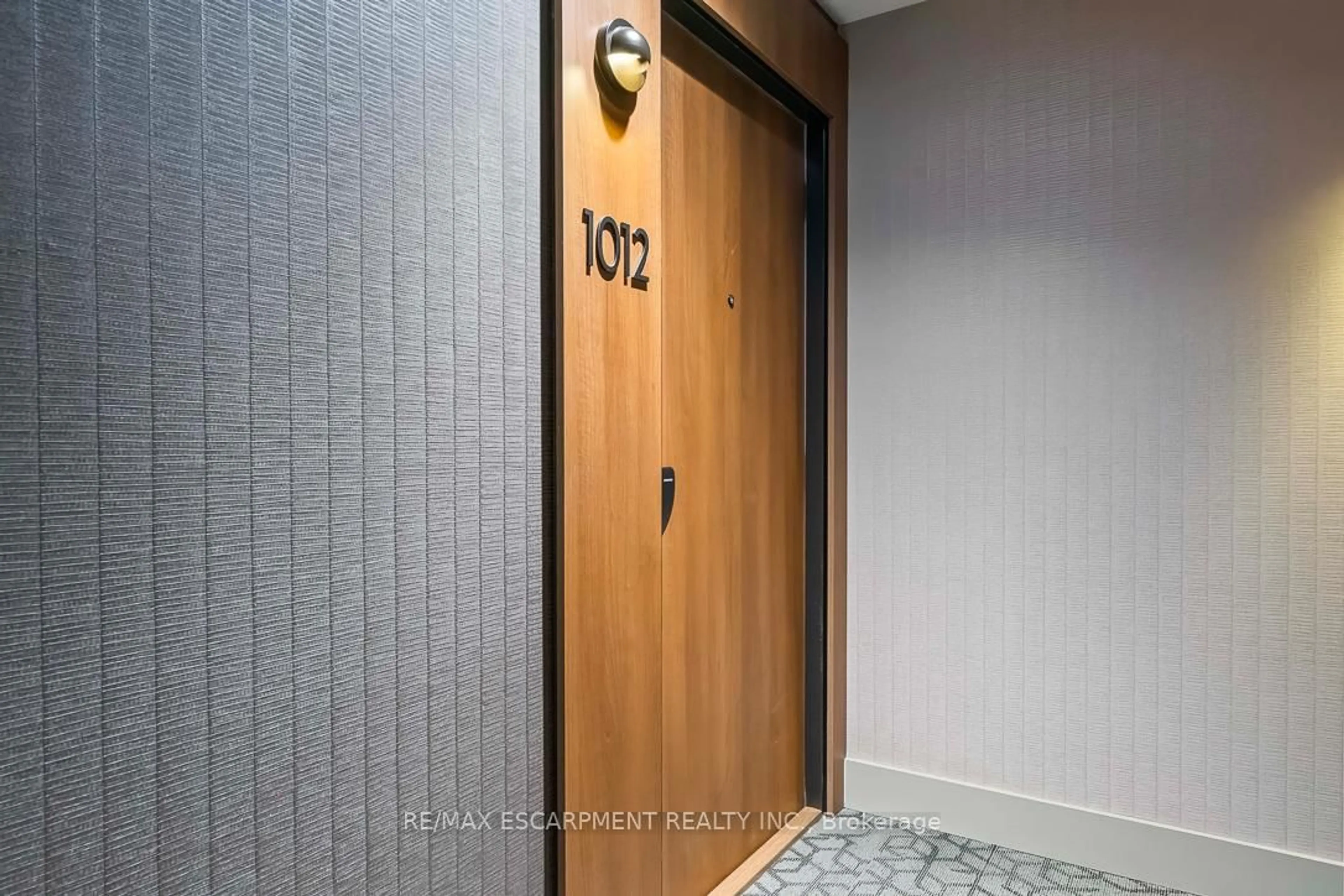 Indoor entryway for 21 Park St #1012, Mississauga Ontario L5G 0C2