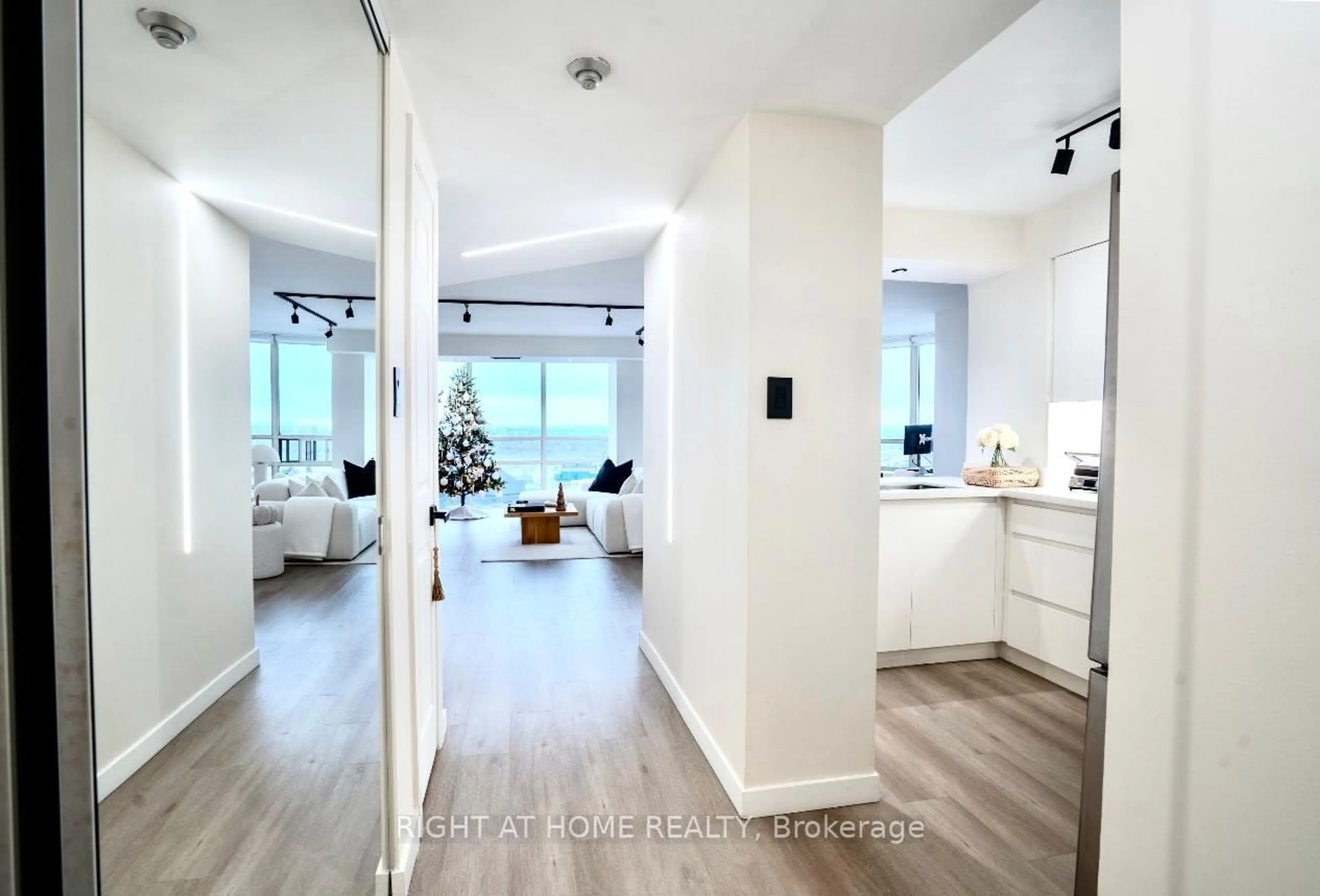 Open concept kitchen, unknown for 50 Eglinton Ave, Mississauga Ontario L5R 3P5