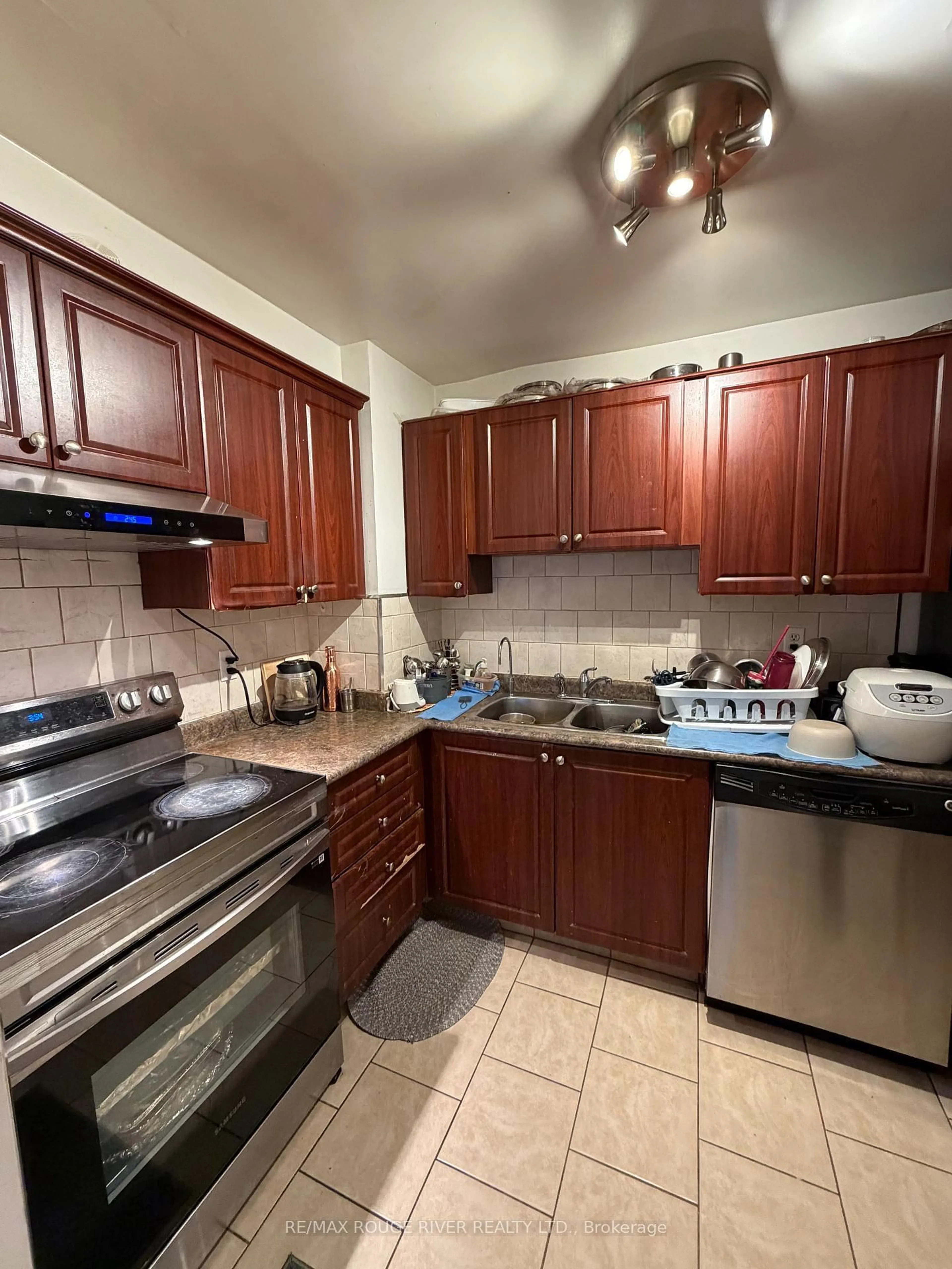 Standard kitchen, unknown for 155 Hillcrest Ave #1513, Mississauga Ontario L5B 3Z2