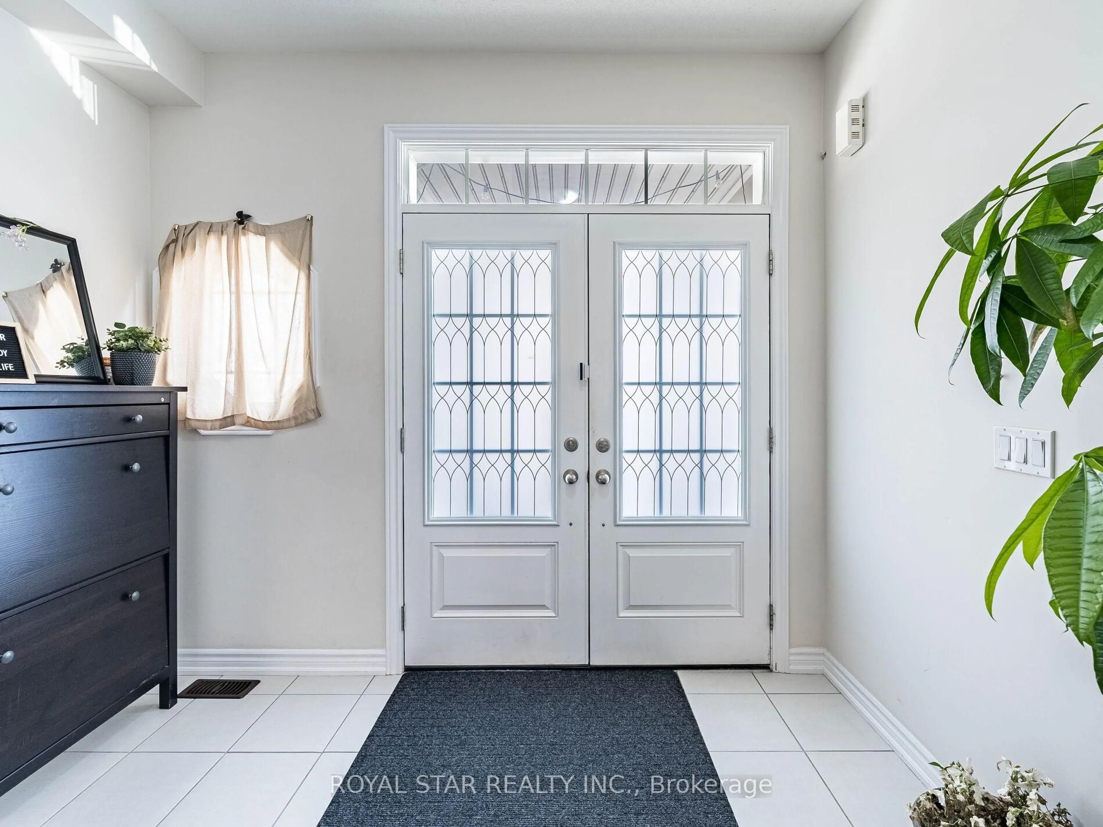 Indoor entryway for 178 Newhouse Blvd, Caledon Ontario L7C 4E1