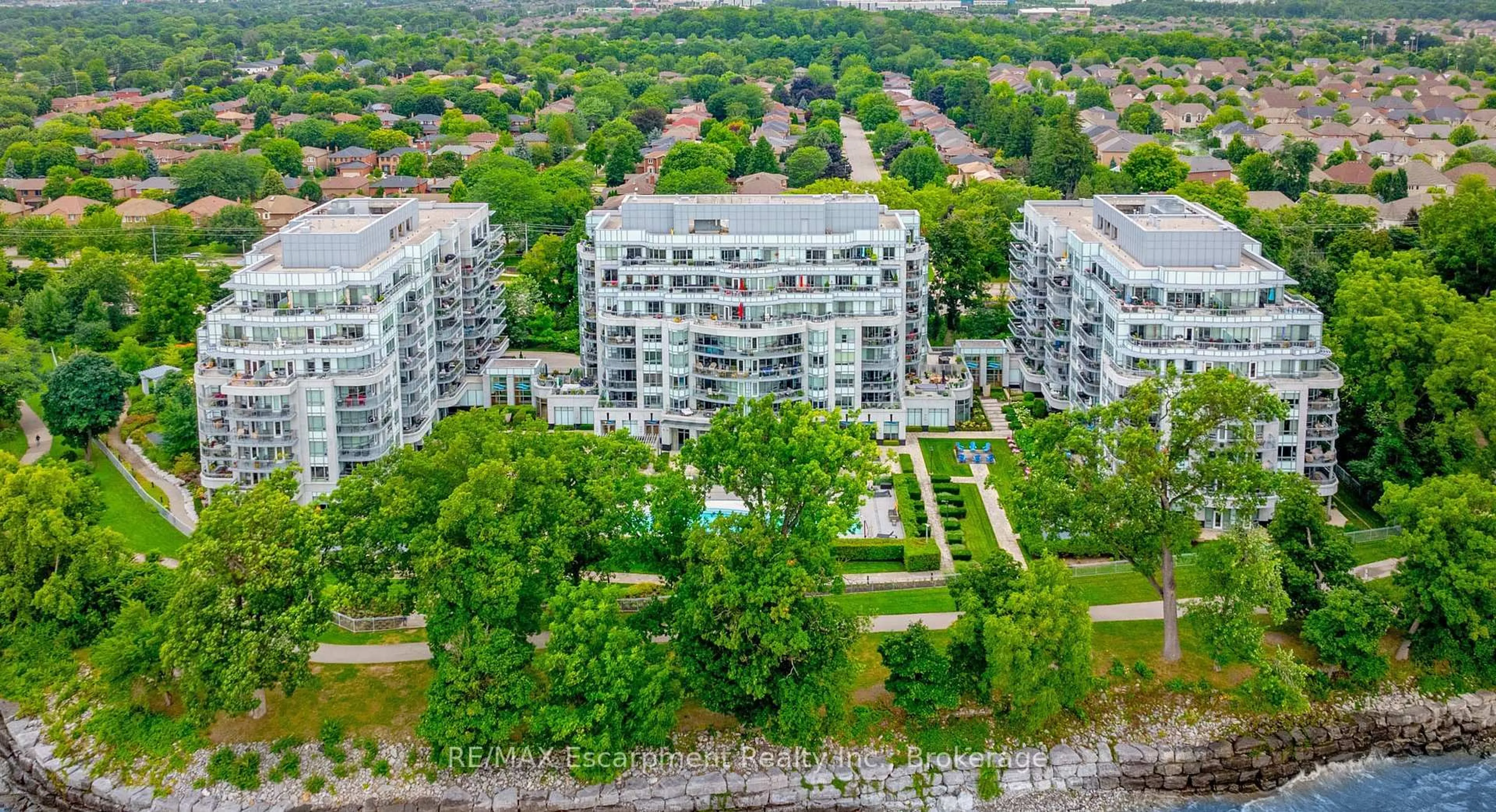 A pic from outside/outdoor area/front of a property/back of a property/a pic from drone, city buildings view from balcony for 3500 Lakeshore Rd #827, Oakville Ontario L6L 0B4