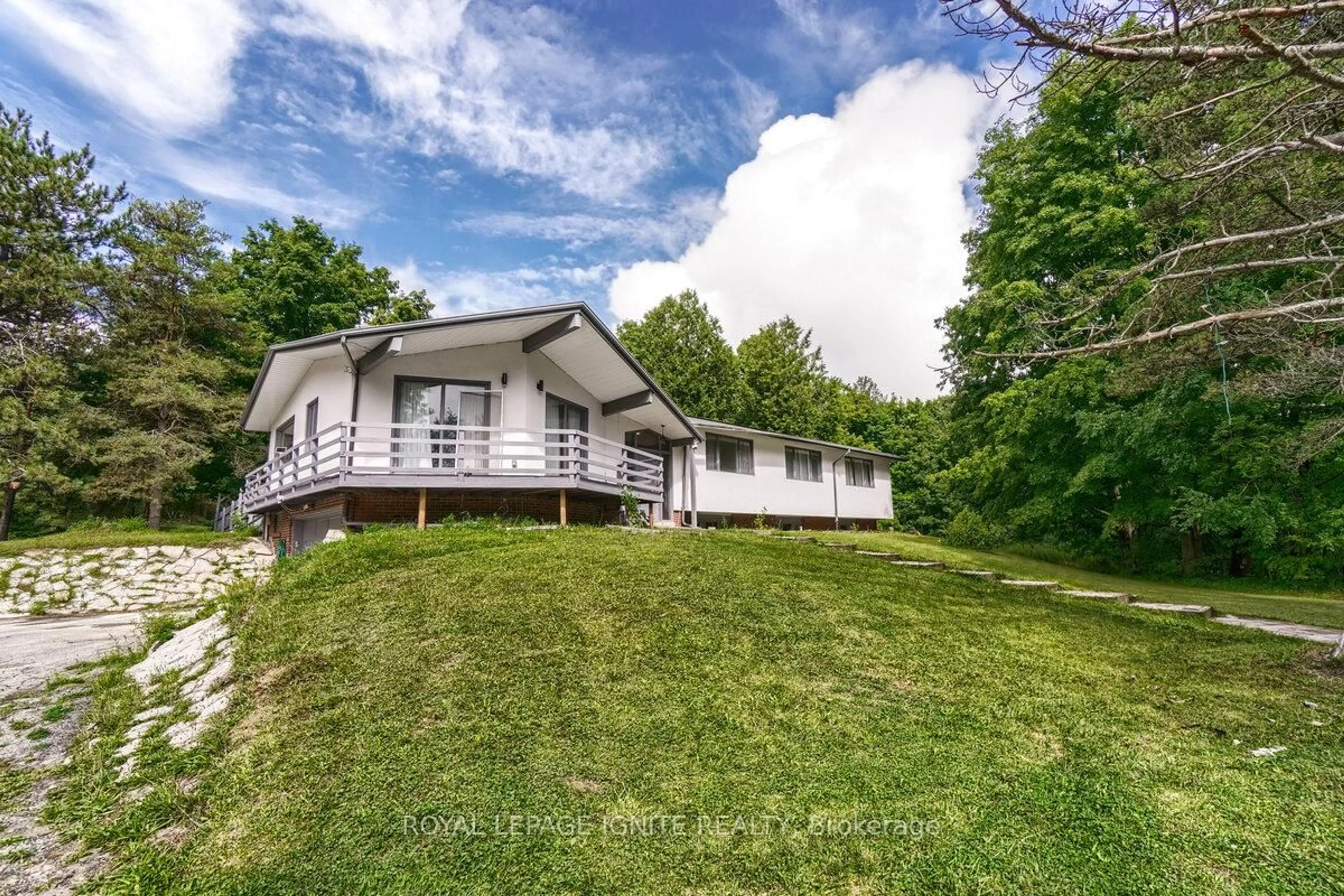 A pic from outside/outdoor area/front of a property/back of a property/a pic from drone, unknown for 5812 Beech Grve, Caledon Ontario L7K 0M7