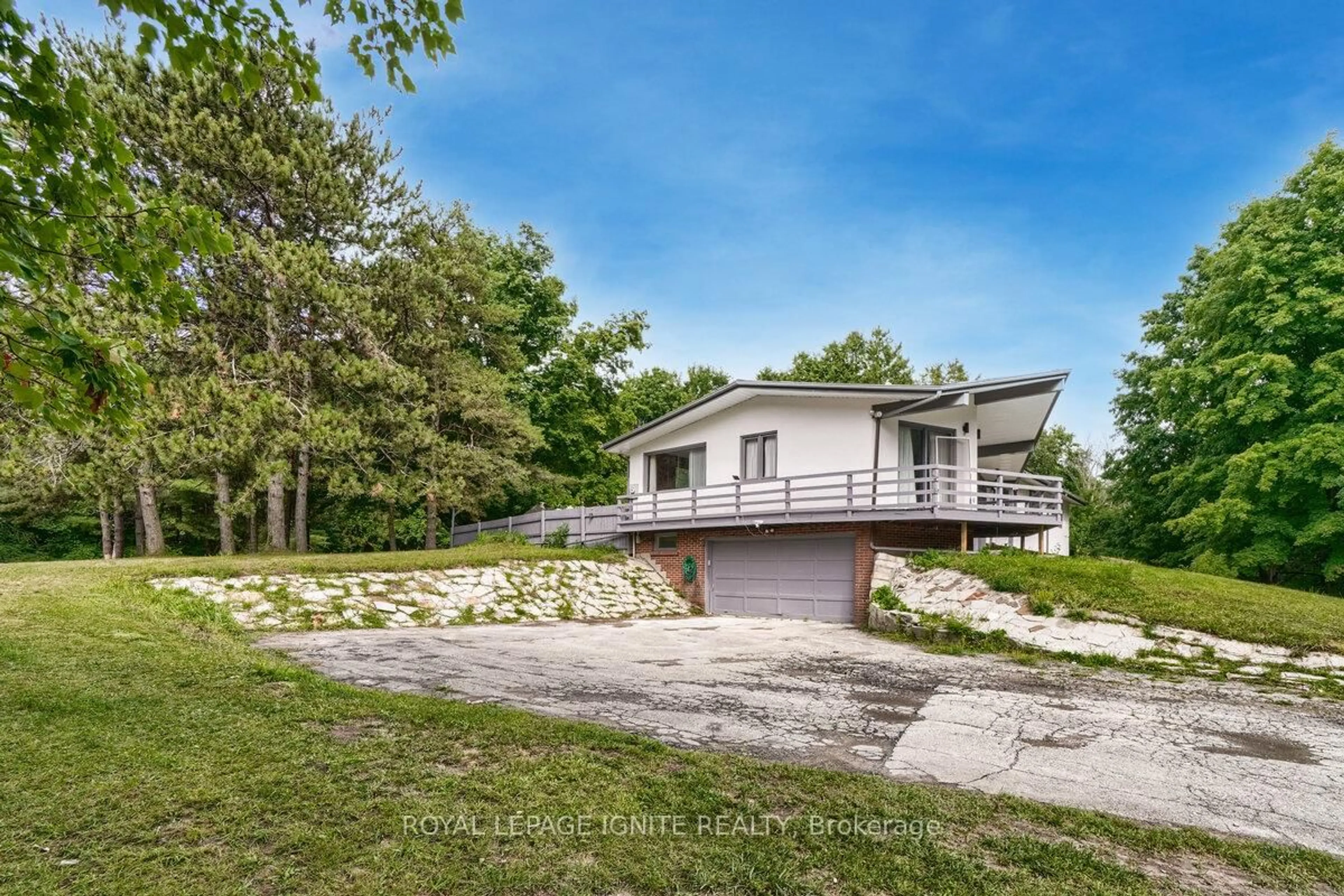 A pic from outside/outdoor area/front of a property/back of a property/a pic from drone, street for 5812 Beech Grve, Caledon Ontario L7K 0M7