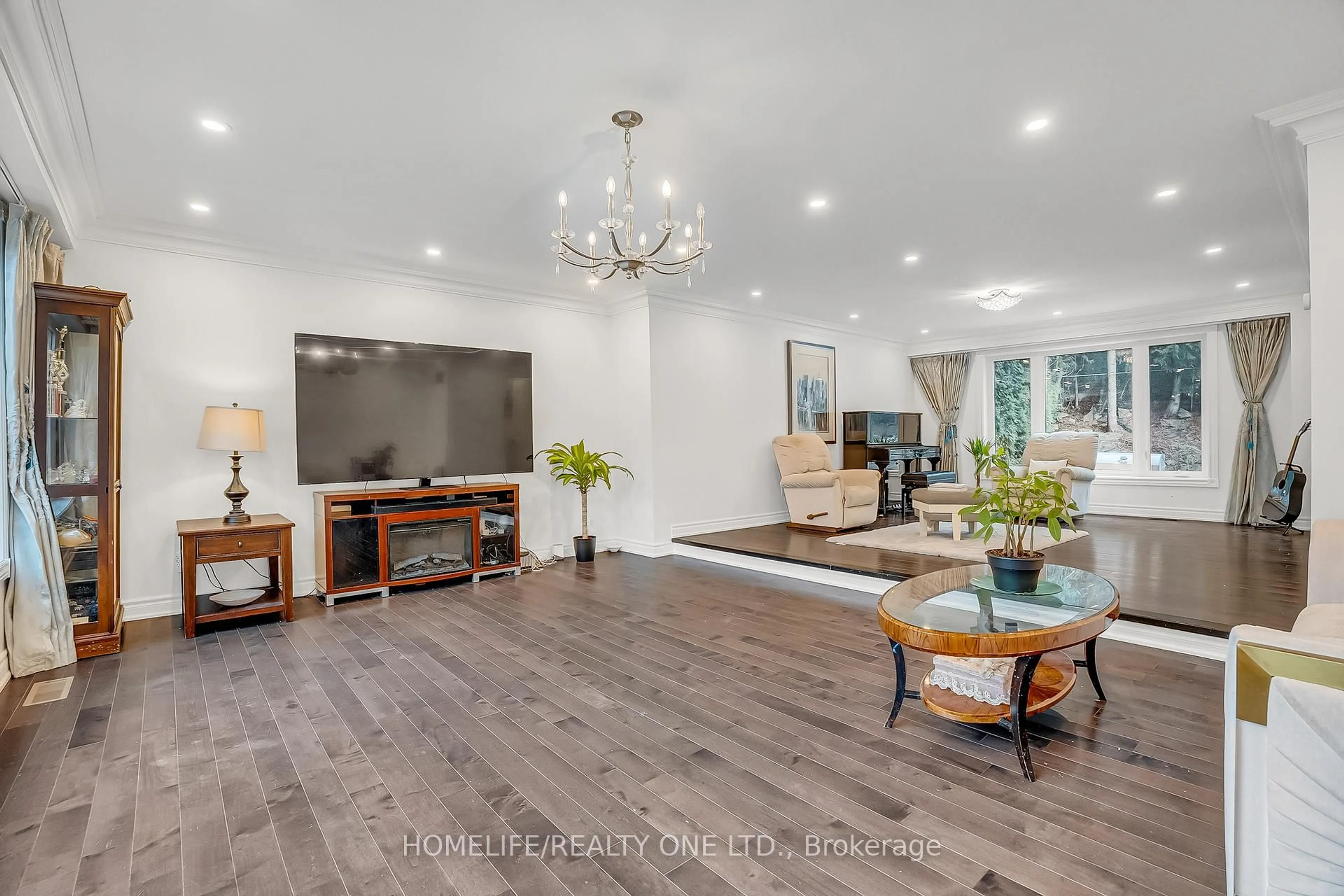 Living room with furniture, unknown for 31 Bearwood Dr, Toronto Ontario M9A 4G5