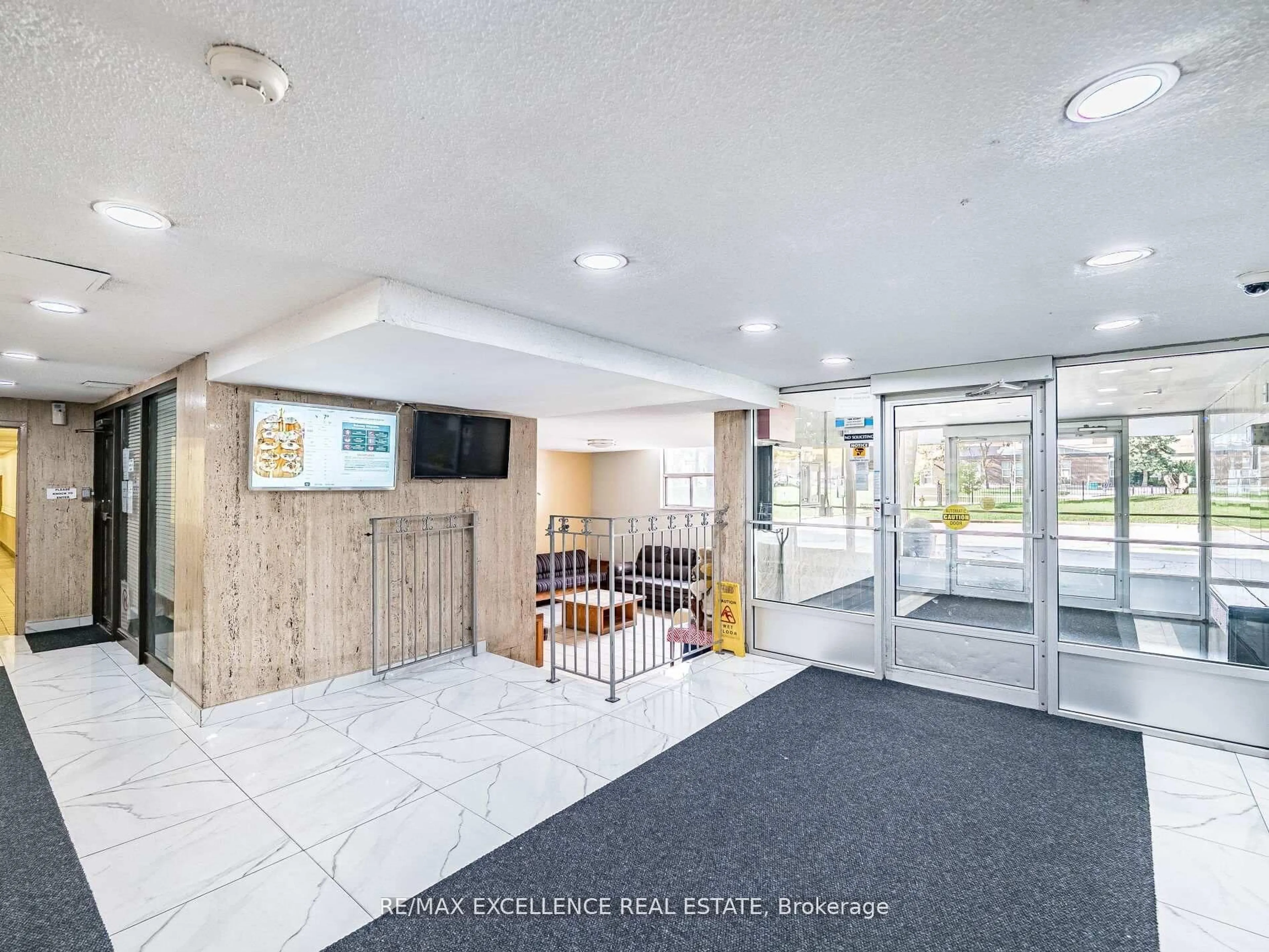 Indoor foyer for 2645 Kipling Ave #1907, Toronto Ontario M9V 3S6