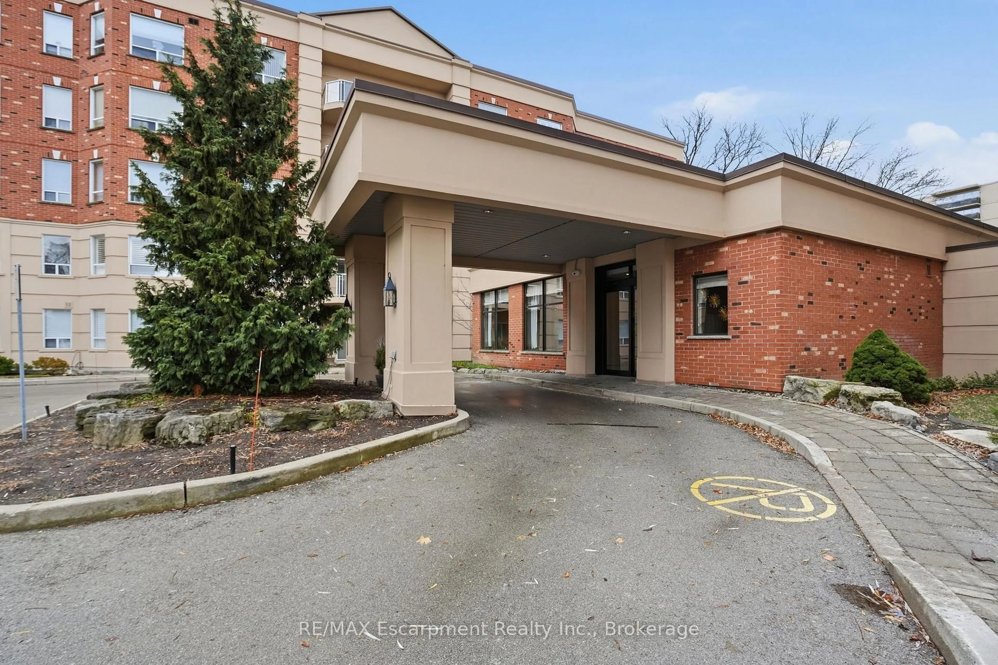 Indoor foyer for 5188 Lakeshore Rd #310, Burlington Ontario L7L 6P4