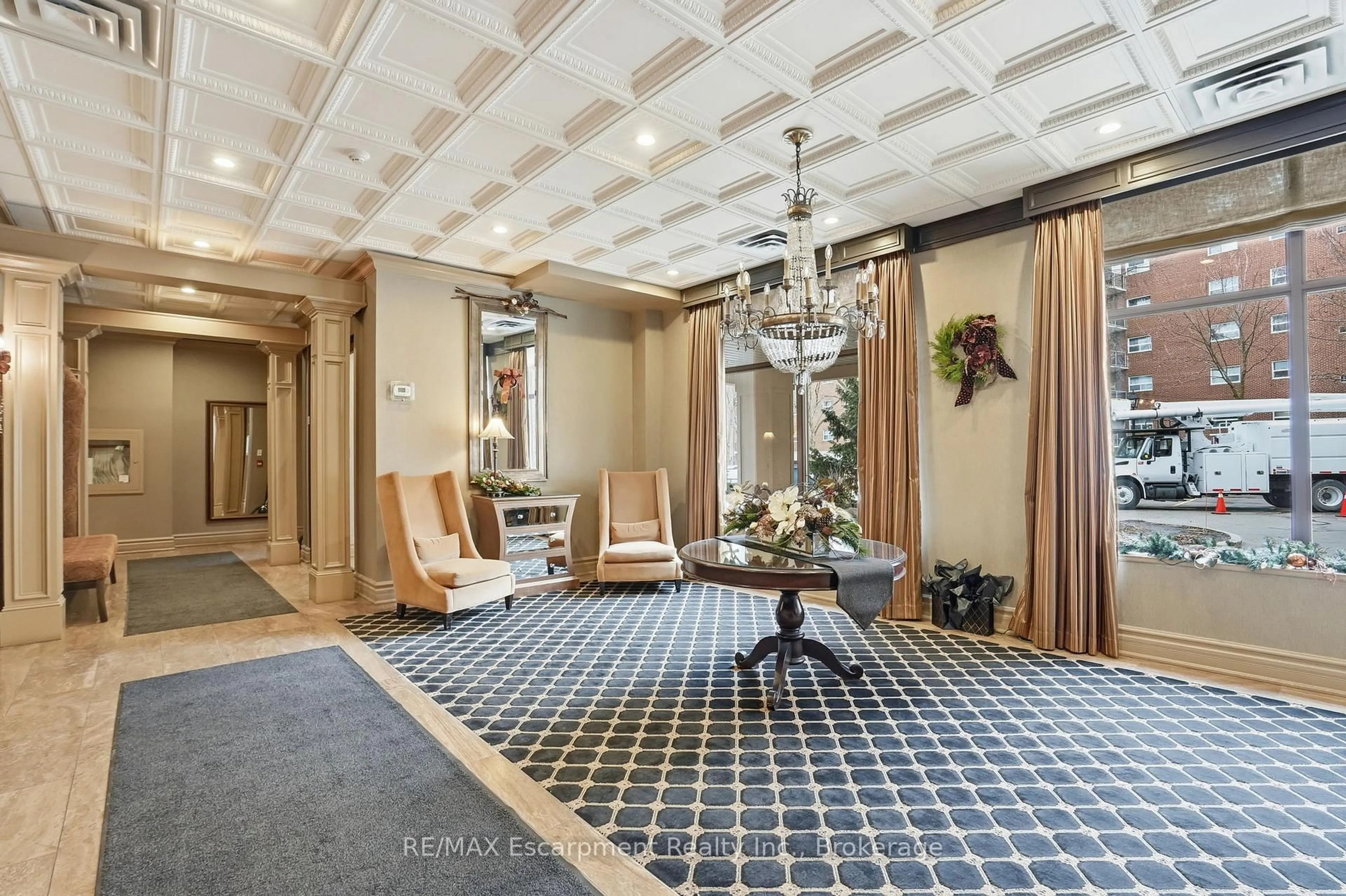 Indoor foyer for 5188 Lakeshore Rd #310, Burlington Ontario L7L 6P4