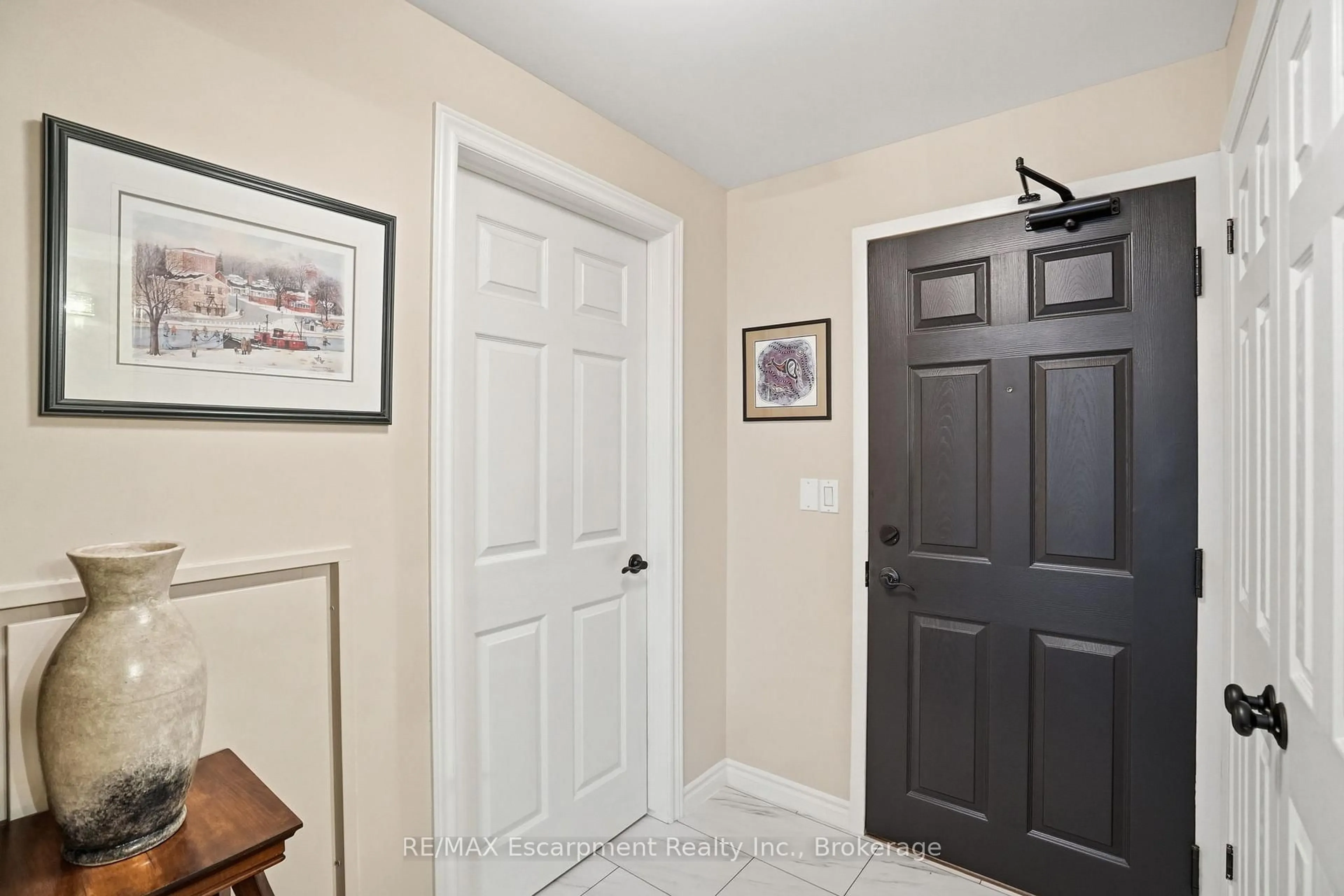 Indoor entryway for 5188 Lakeshore Rd #310, Burlington Ontario L7L 6P4