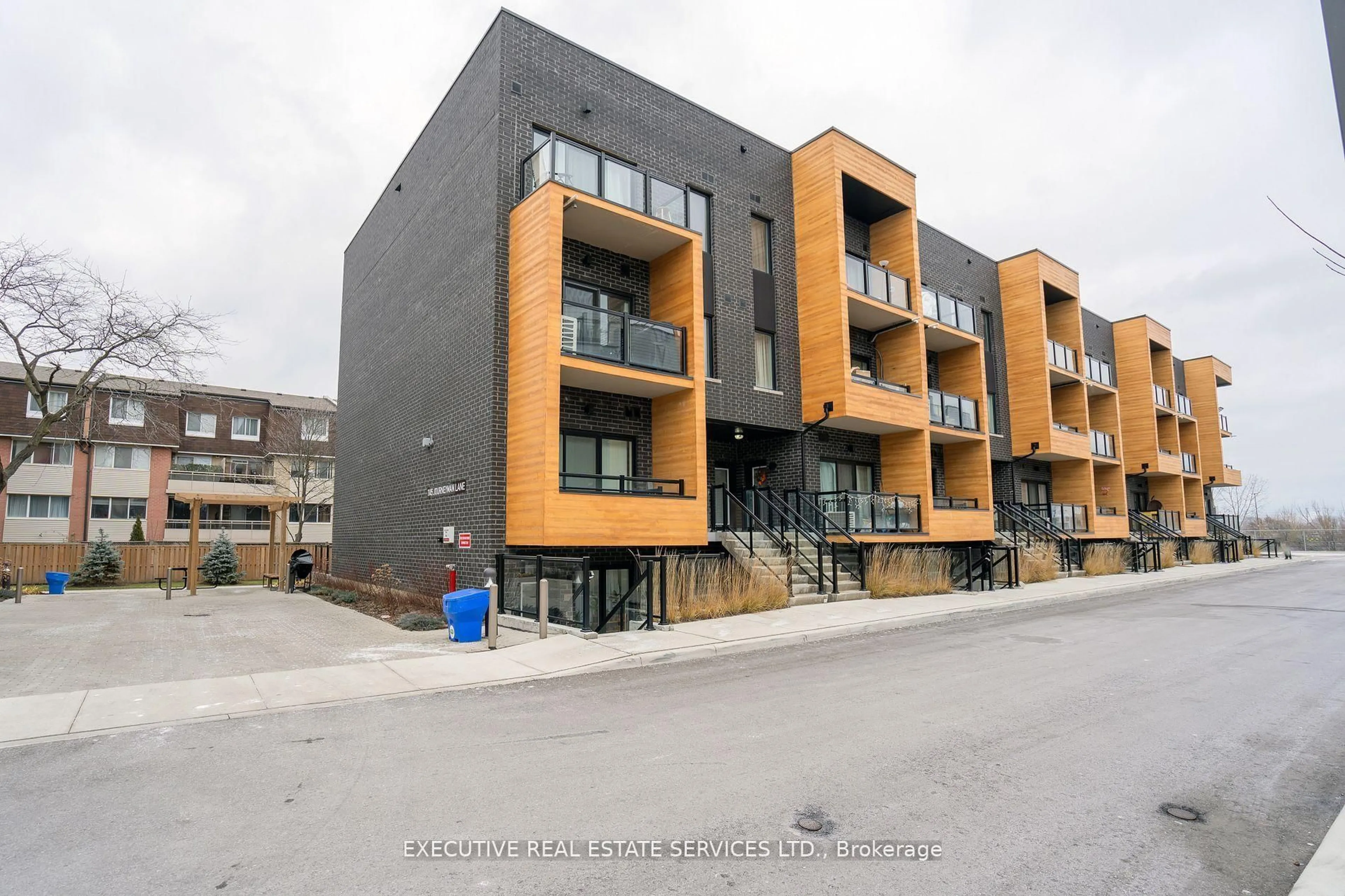 Patio, building for 1145 Journeyman Lane #226, Mississauga Ontario L5J 0B5