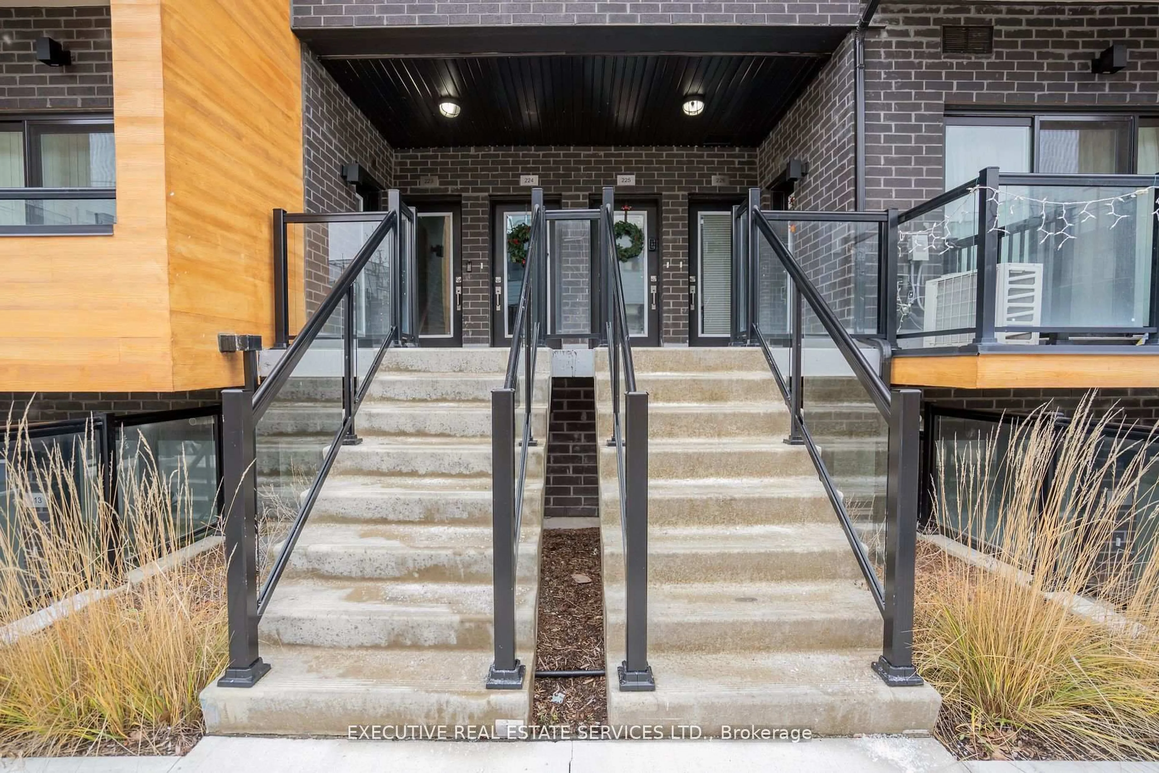 Indoor foyer for 1145 Journeyman Lane #226, Mississauga Ontario L5J 0B5