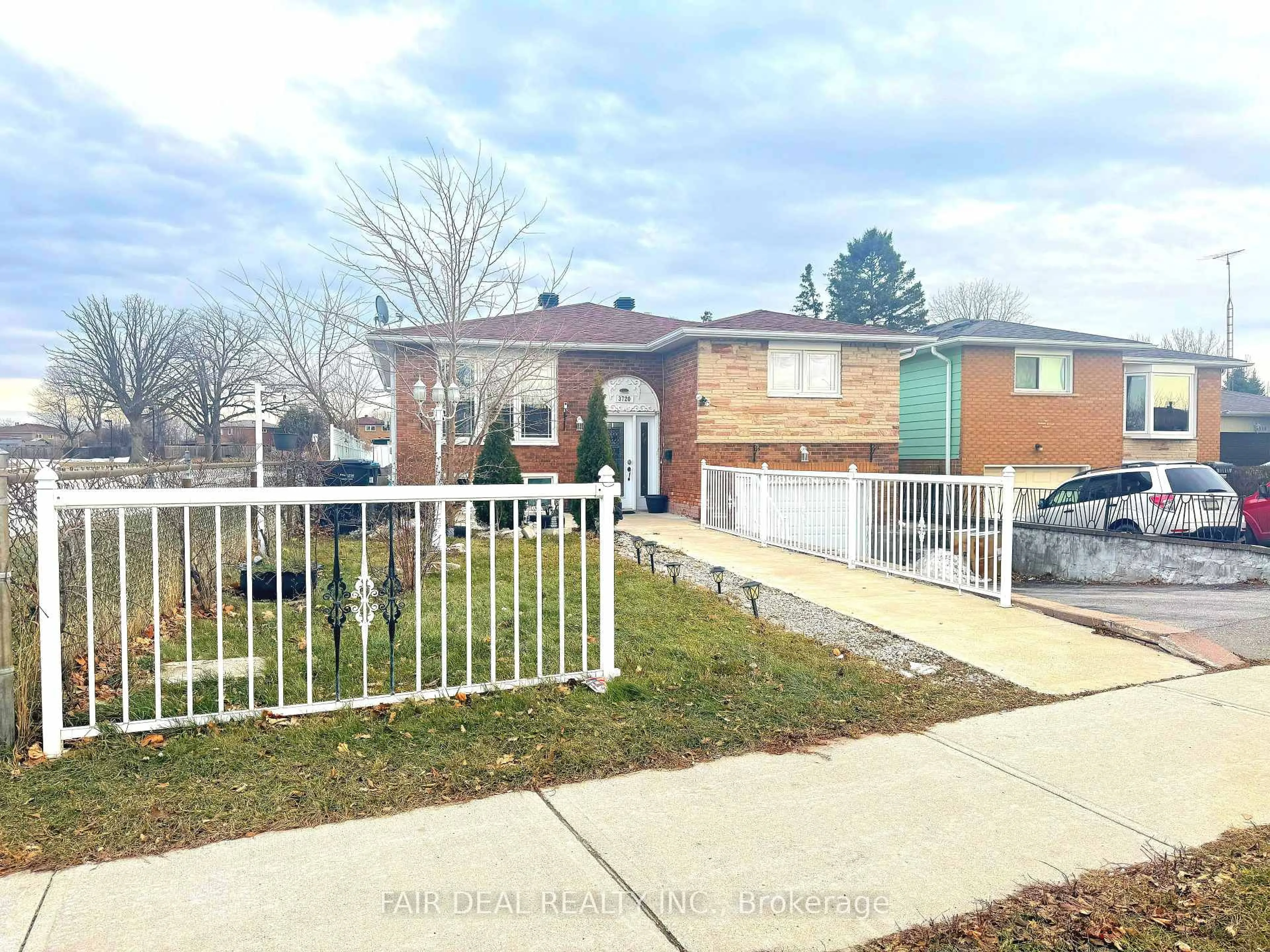 A pic from outside/outdoor area/front of a property/back of a property/a pic from drone, street for 3720 Brandon Gate Dr, Mississauga Ontario L4T 3M8