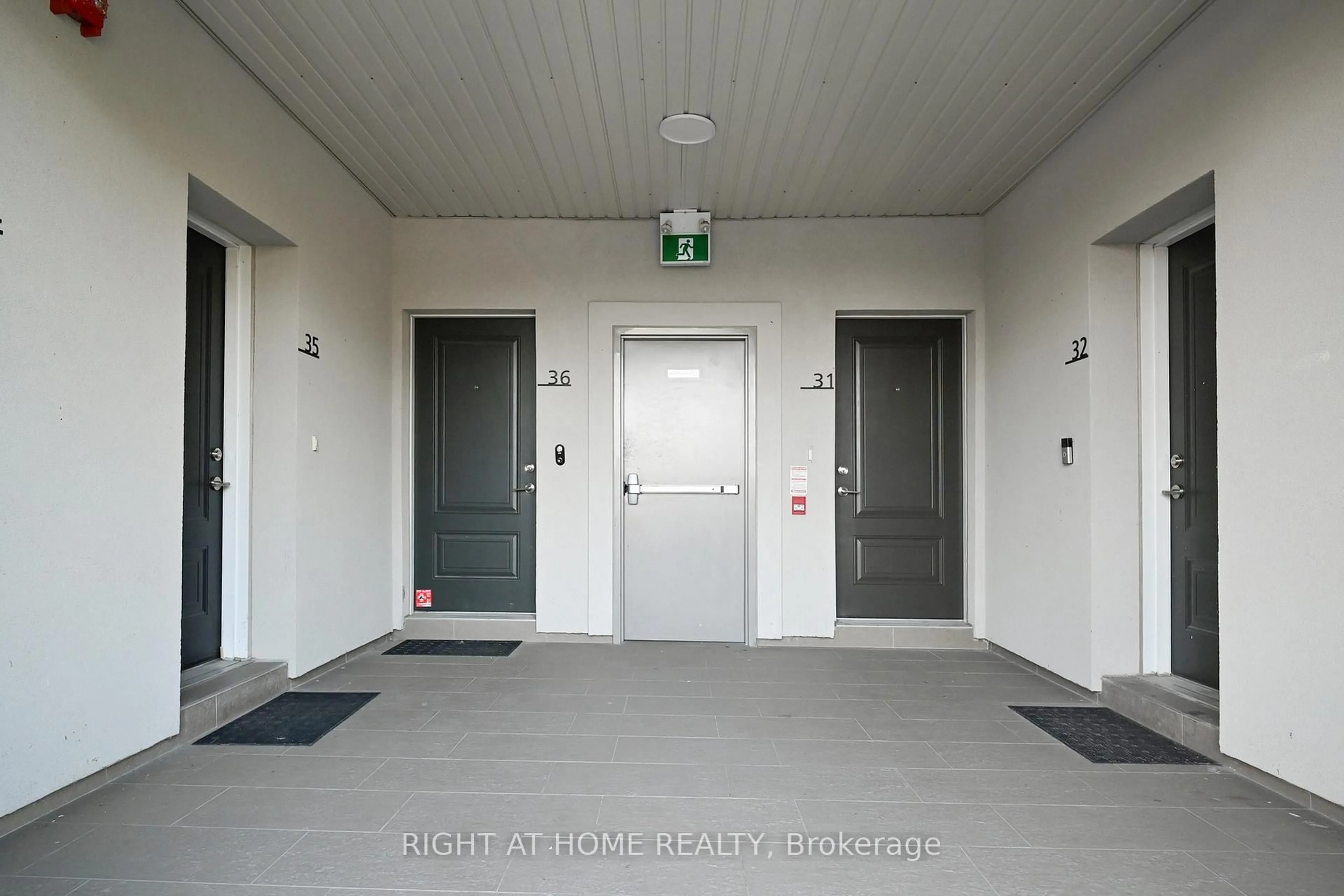 Indoor foyer for 81 Armdale Rd #32, Mississauga Ontario L4Z 0A6