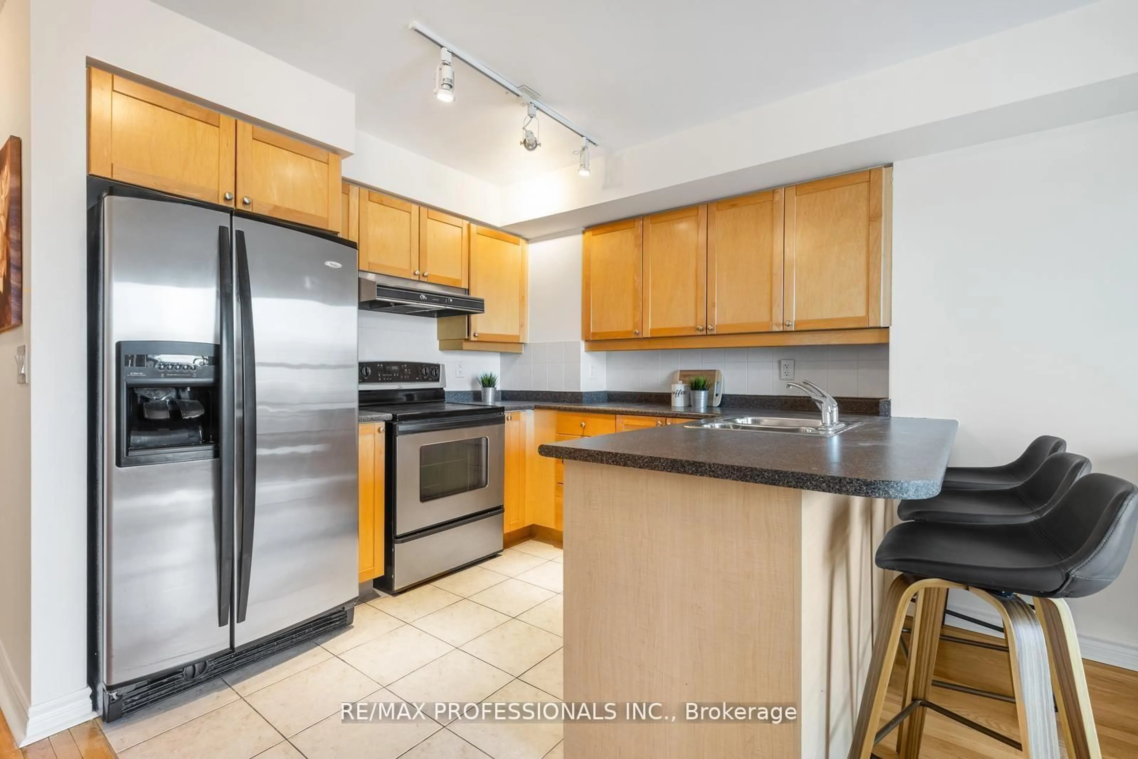 Standard kitchen, unknown for 33 Elm Dr #806, Mississauga Ontario L5B 4M2