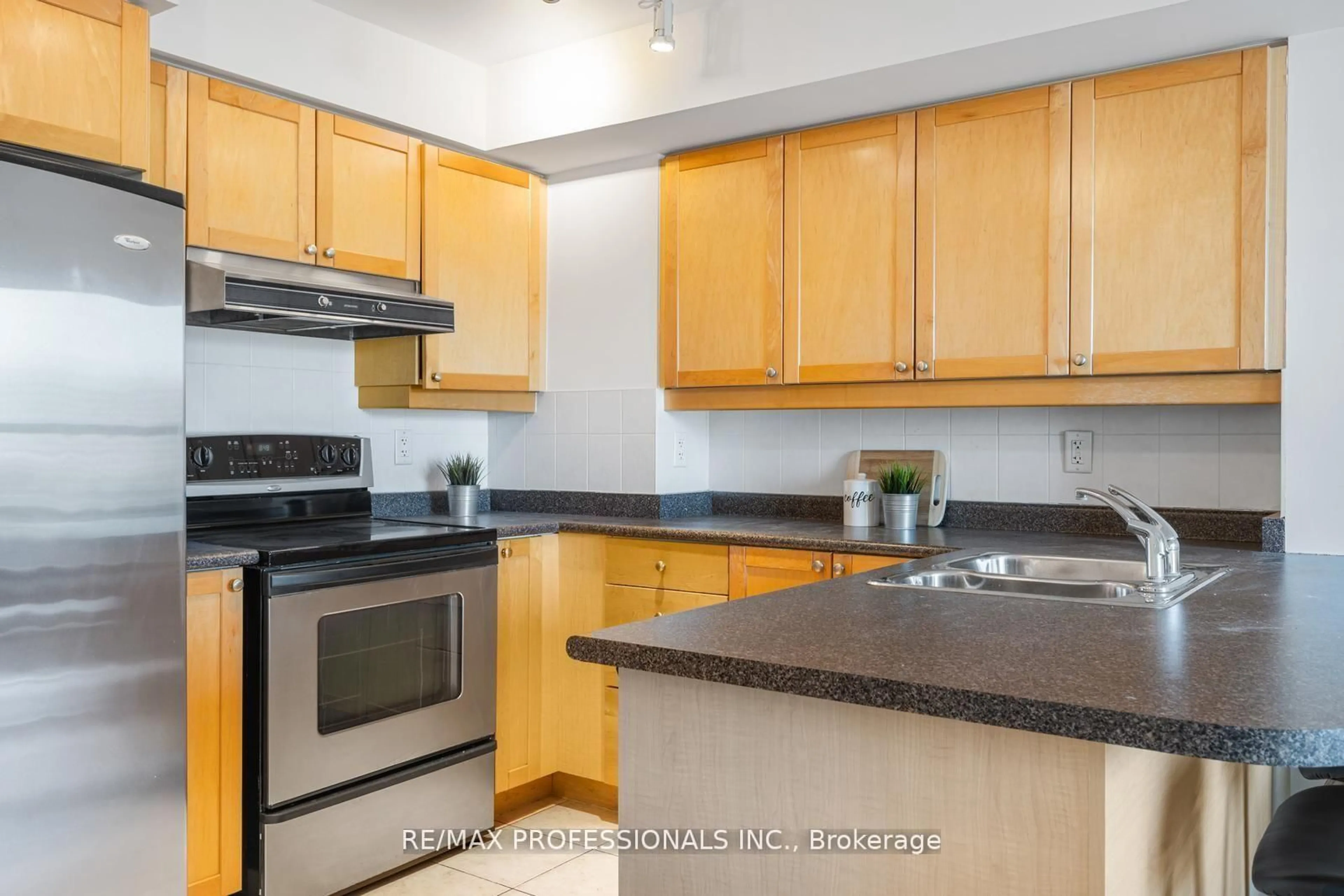 Standard kitchen, unknown for 33 Elm Dr #806, Mississauga Ontario L5B 4M2