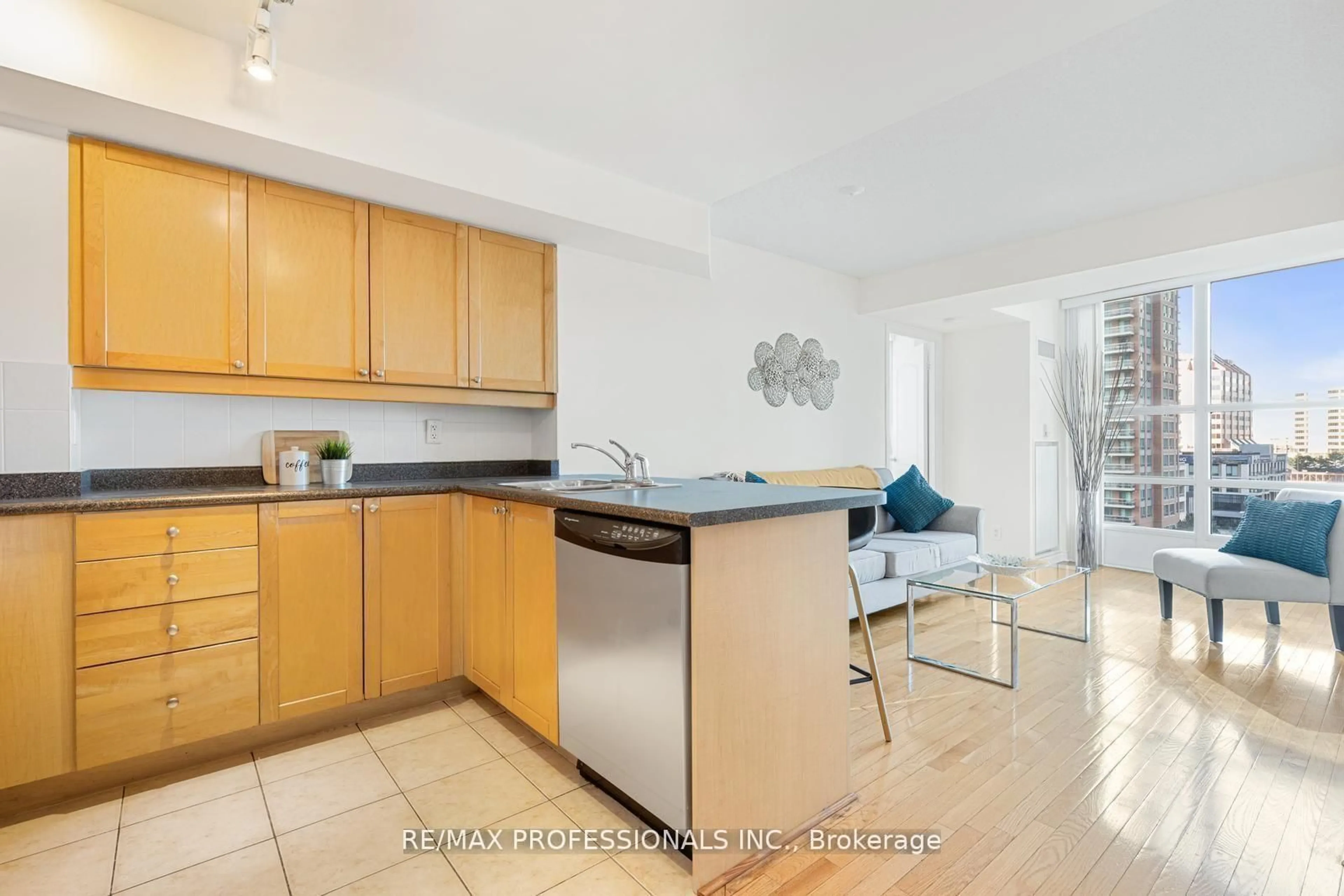 Open concept kitchen, unknown for 33 Elm Dr #806, Mississauga Ontario L5B 4M2