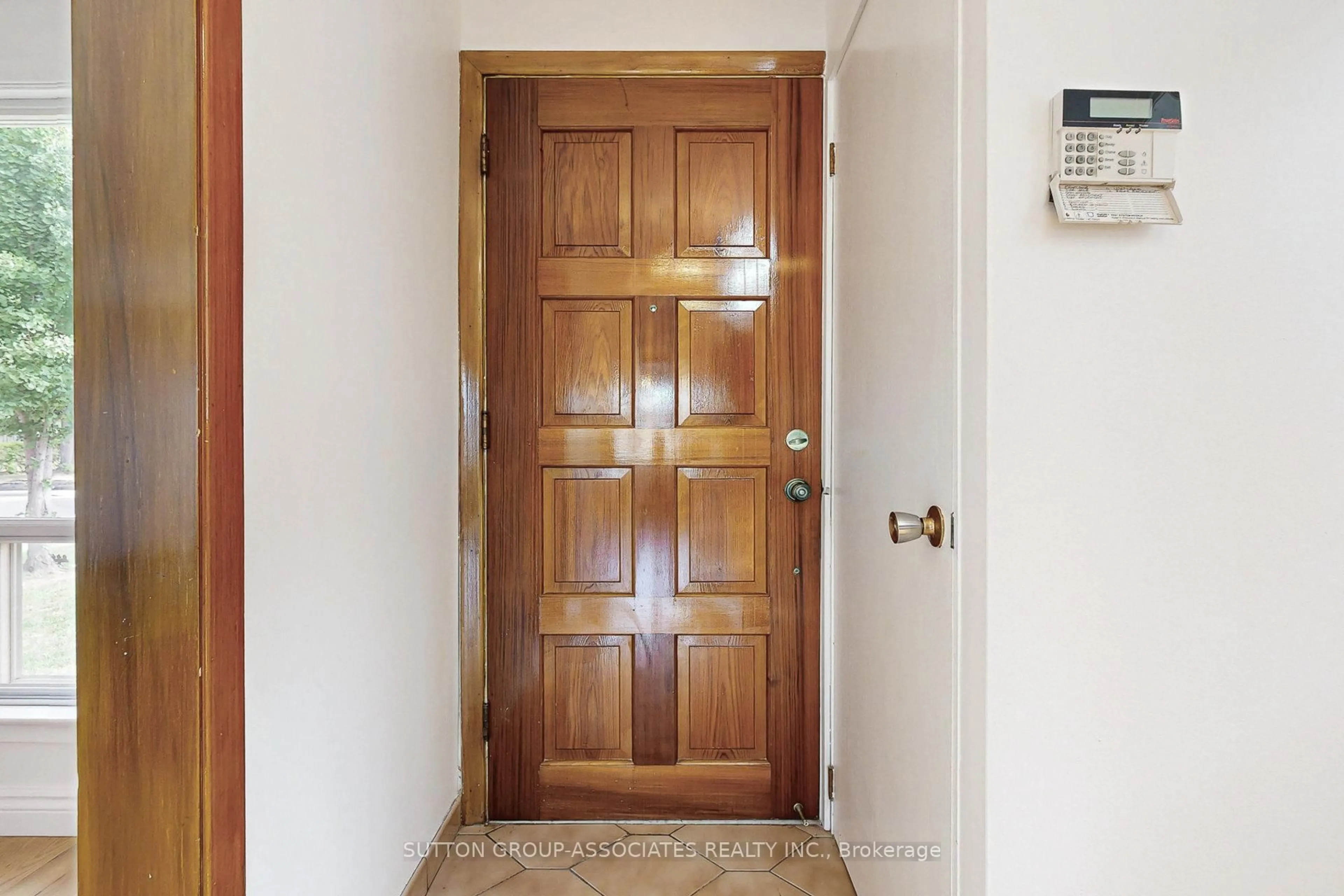 Indoor entryway for 22 Woodenhill Crt, Toronto Ontario M6M 1K9