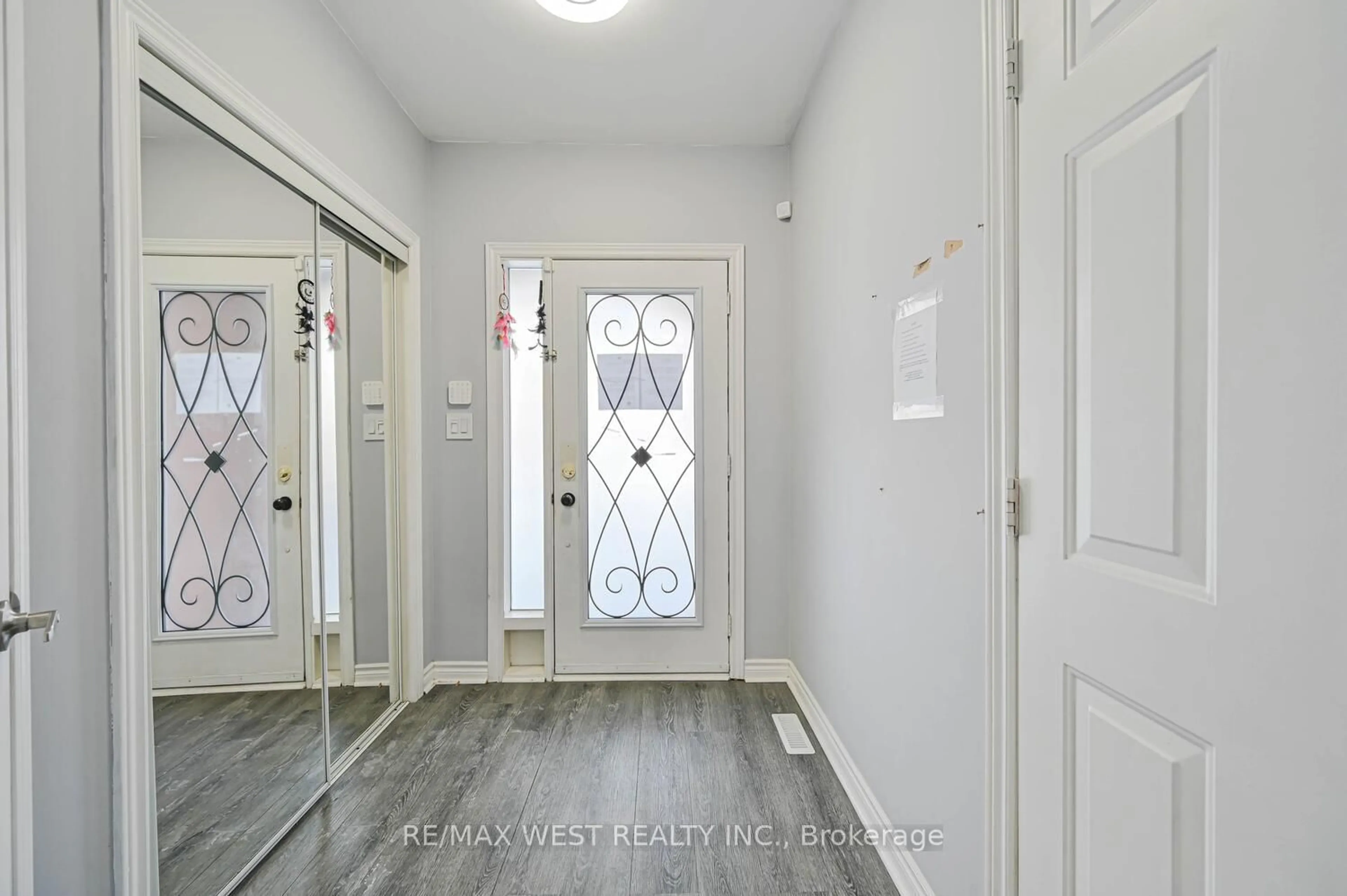 Indoor entryway for 46 Woodhaven Dr, Brampton Ontario L7A 1Y8