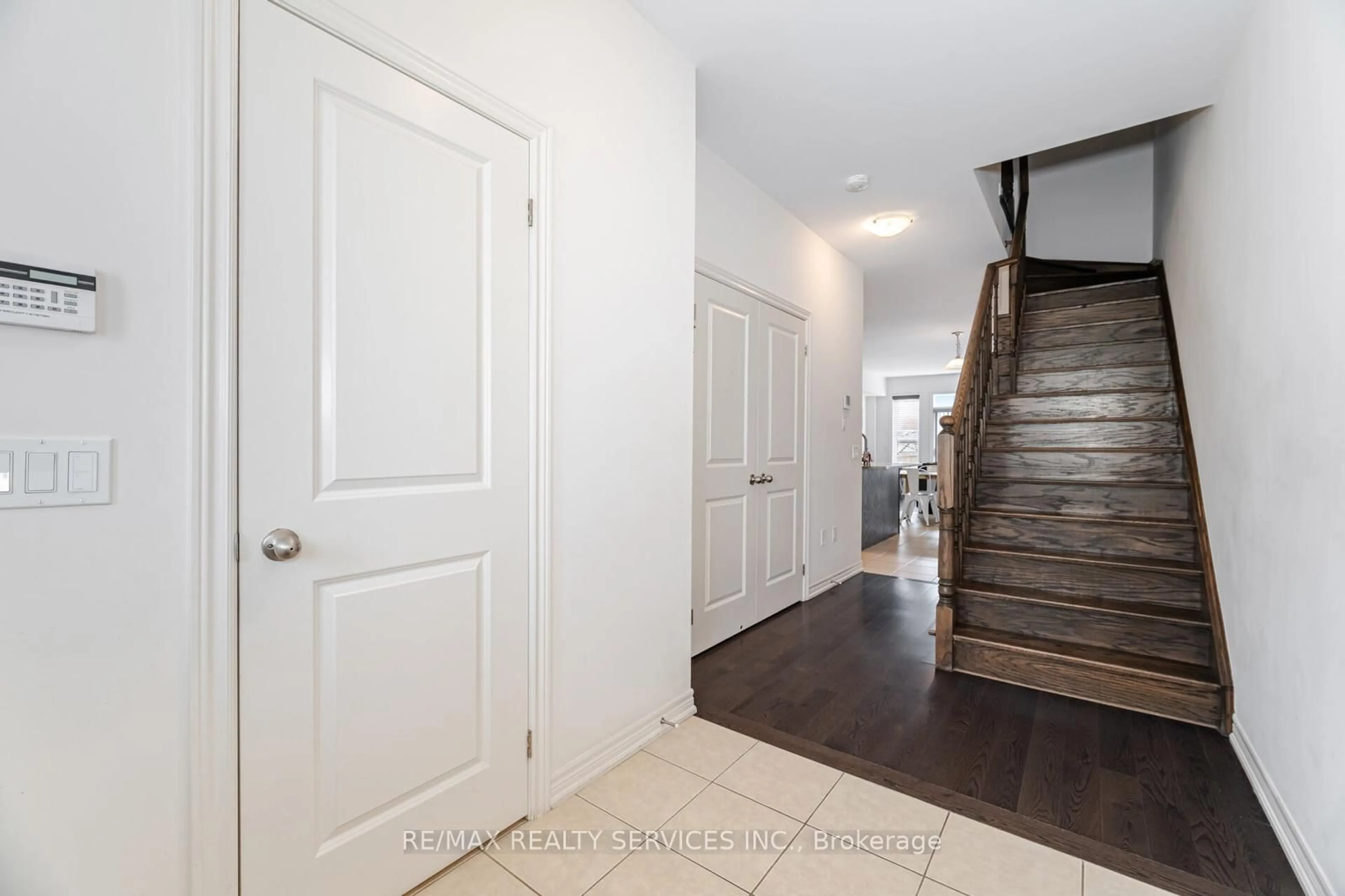 Indoor entryway for 34 Pennycross Cres, Brampton Ontario L7A 4M1