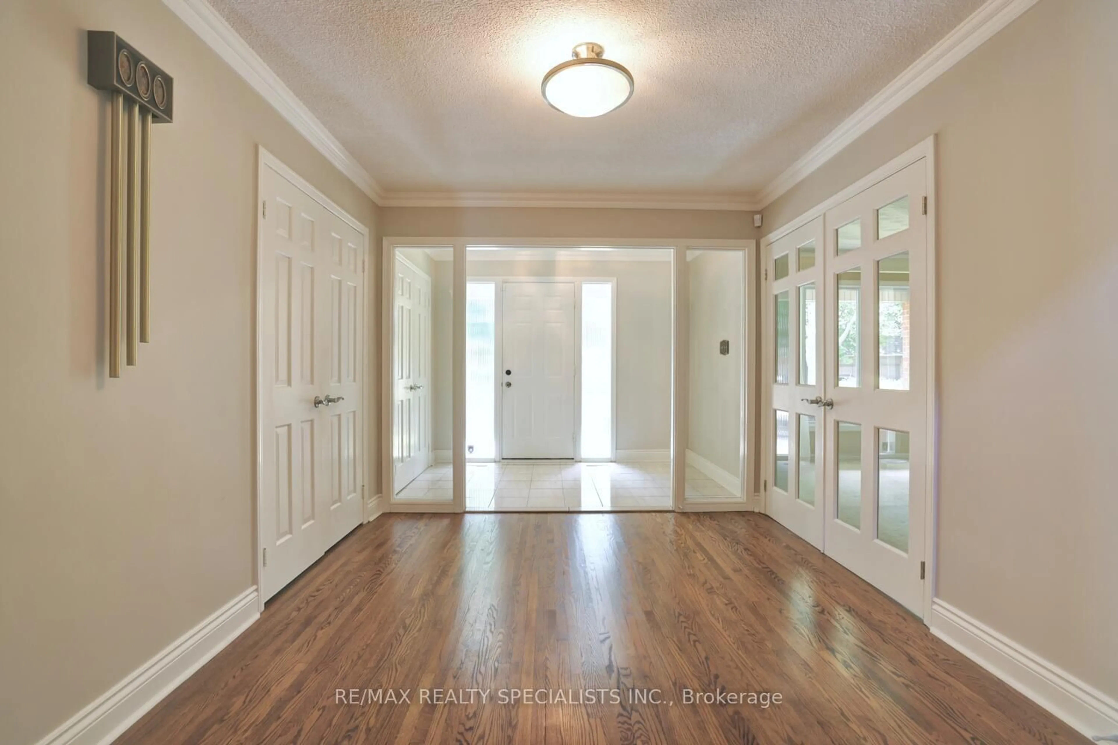 Indoor entryway for 1677 Sherwood Forrest Circ, Mississauga Ontario L5K 2G8