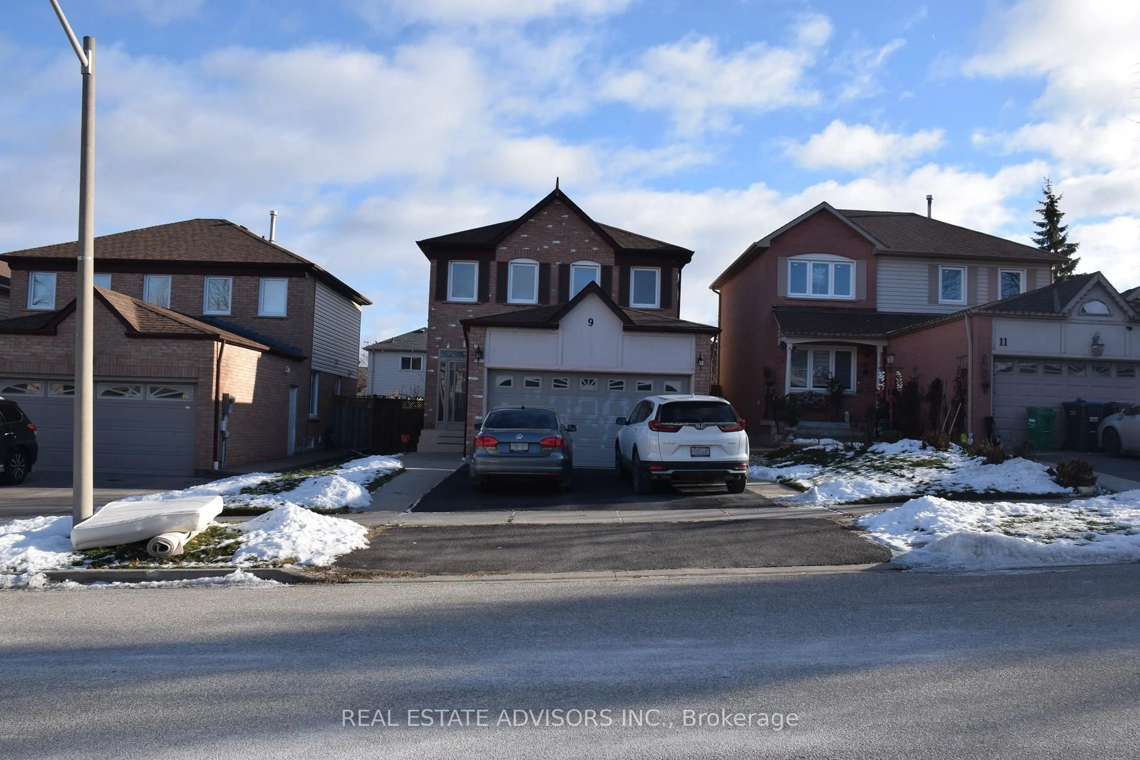 A pic from outside/outdoor area/front of a property/back of a property/a pic from drone, street for 9 Nectarine Cres, Brampton Ontario L6S 5Y9