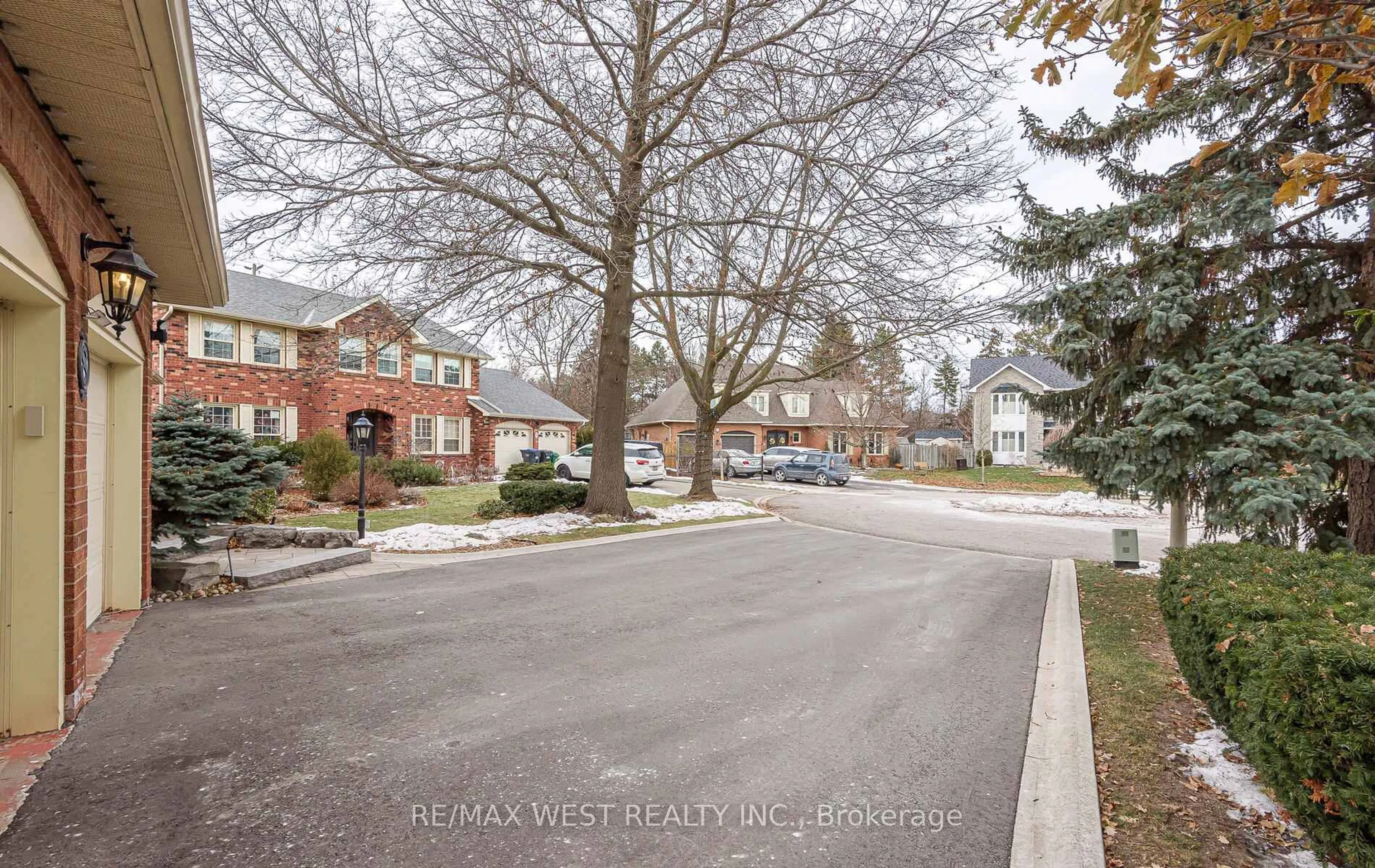 A pic from outside/outdoor area/front of a property/back of a property/a pic from drone, street for 8 Oakridge Crt, Brampton Ontario L6Z 2A4
