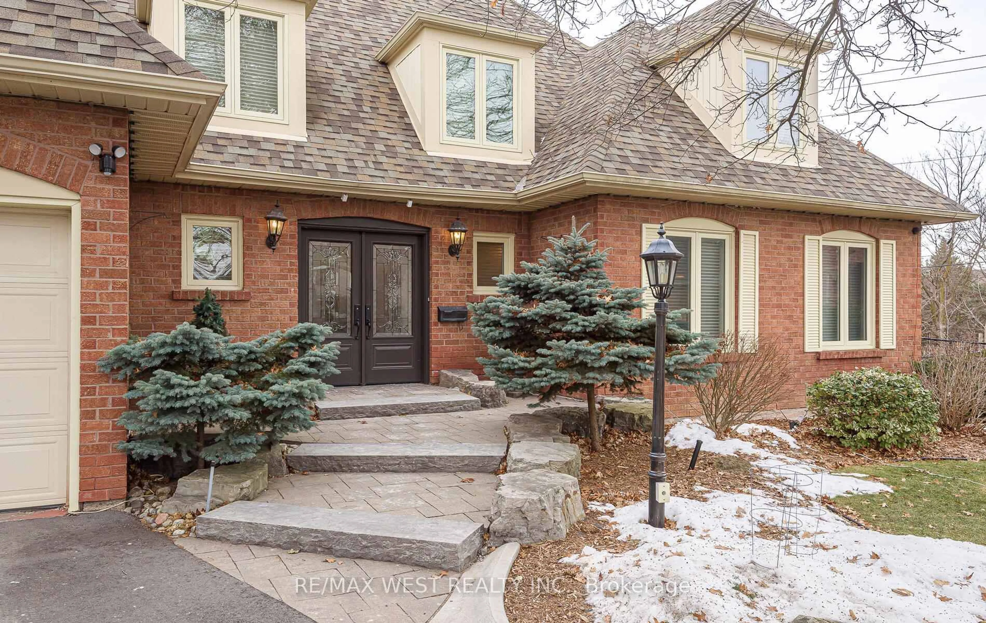 Home with brick exterior material, street for 8 Oakridge Crt, Brampton Ontario L6Z 2A4