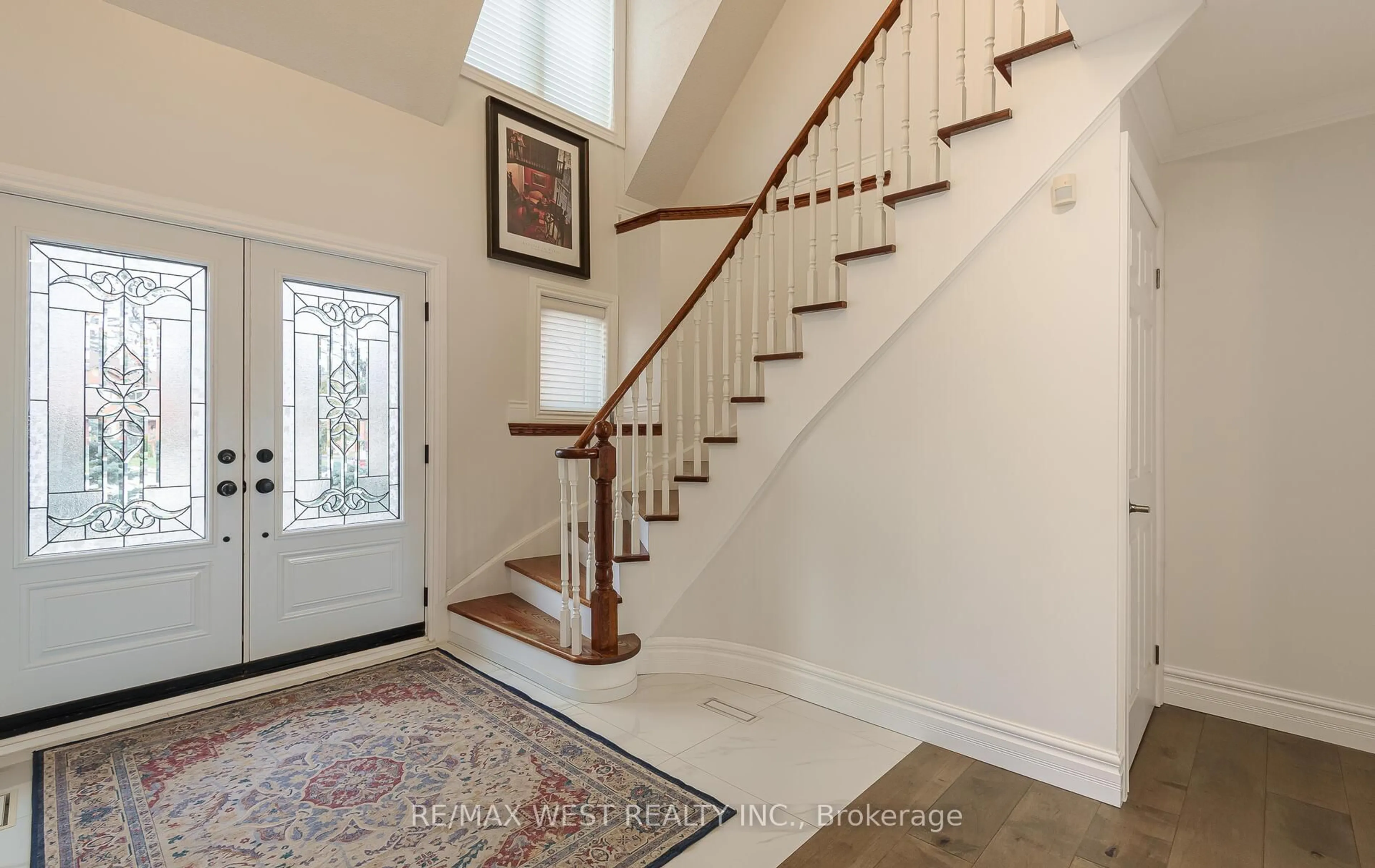 Indoor entryway for 8 Oakridge Crt, Brampton Ontario L6Z 2A4