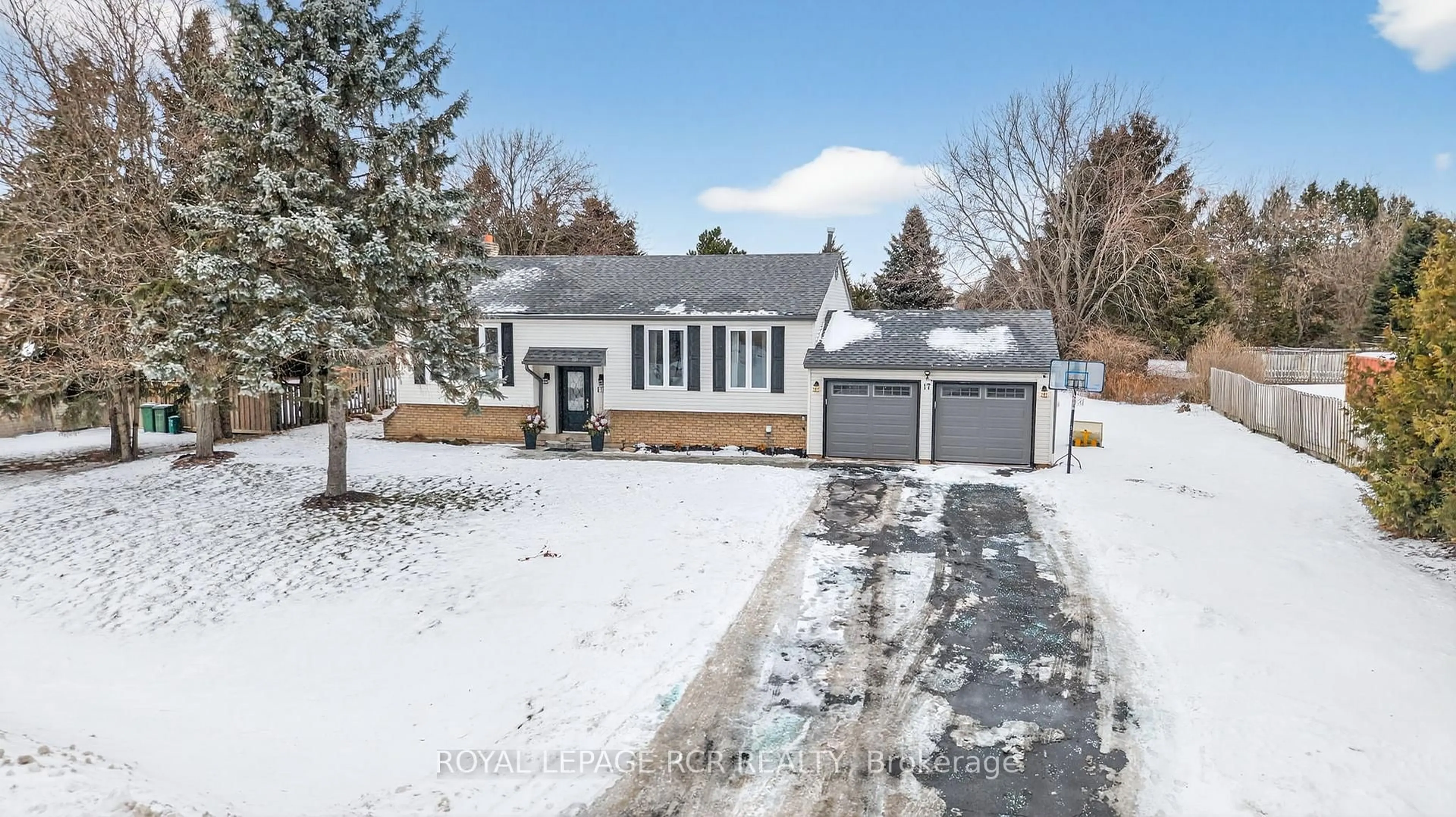 A pic from outside/outdoor area/front of a property/back of a property/a pic from drone, street for 17 Arlow Rd, Caledon Ontario L7K 0A5
