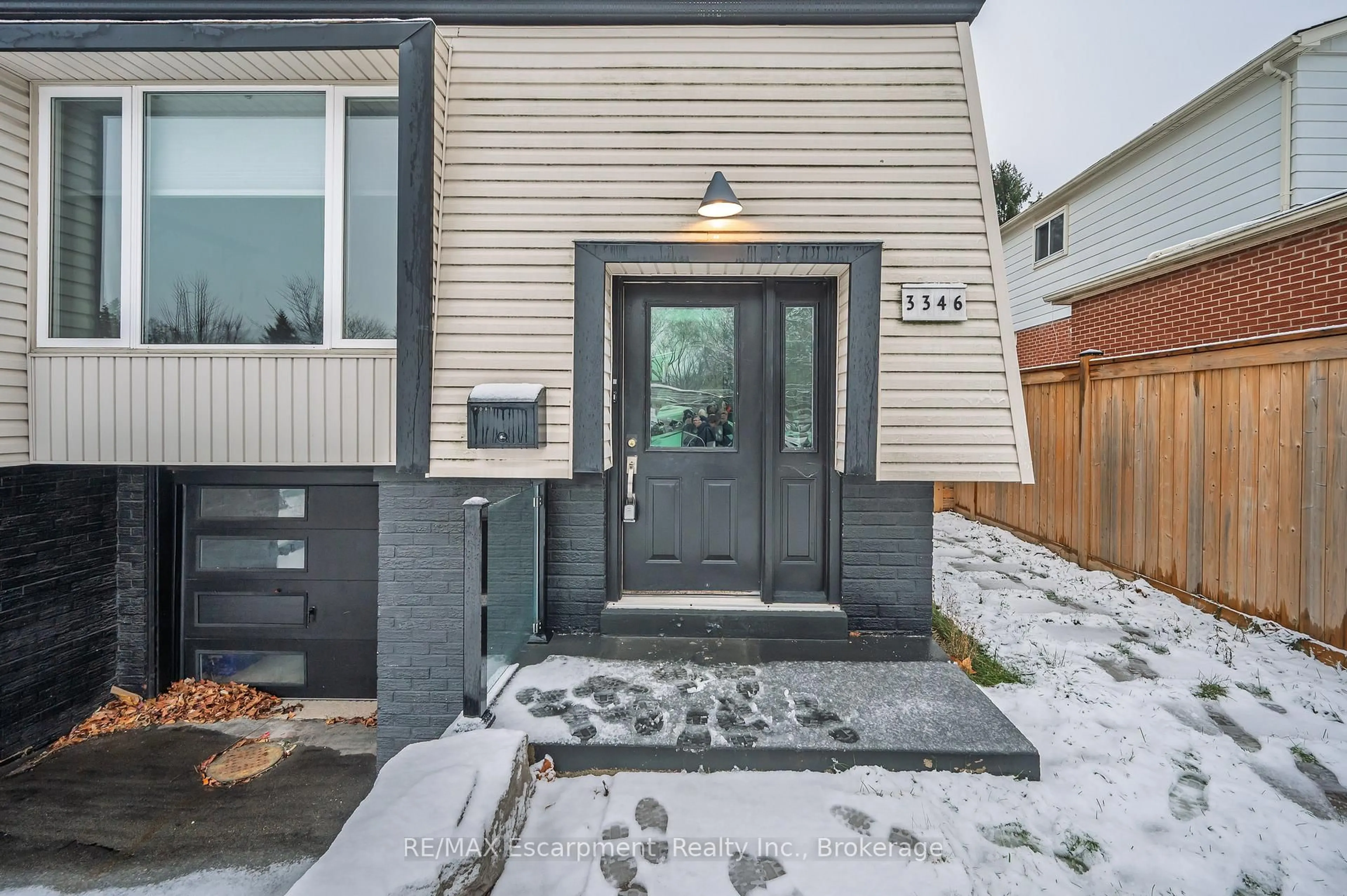 Indoor entryway for 3346 Hannibal Rd, Burlington Ontario L7M 1R7