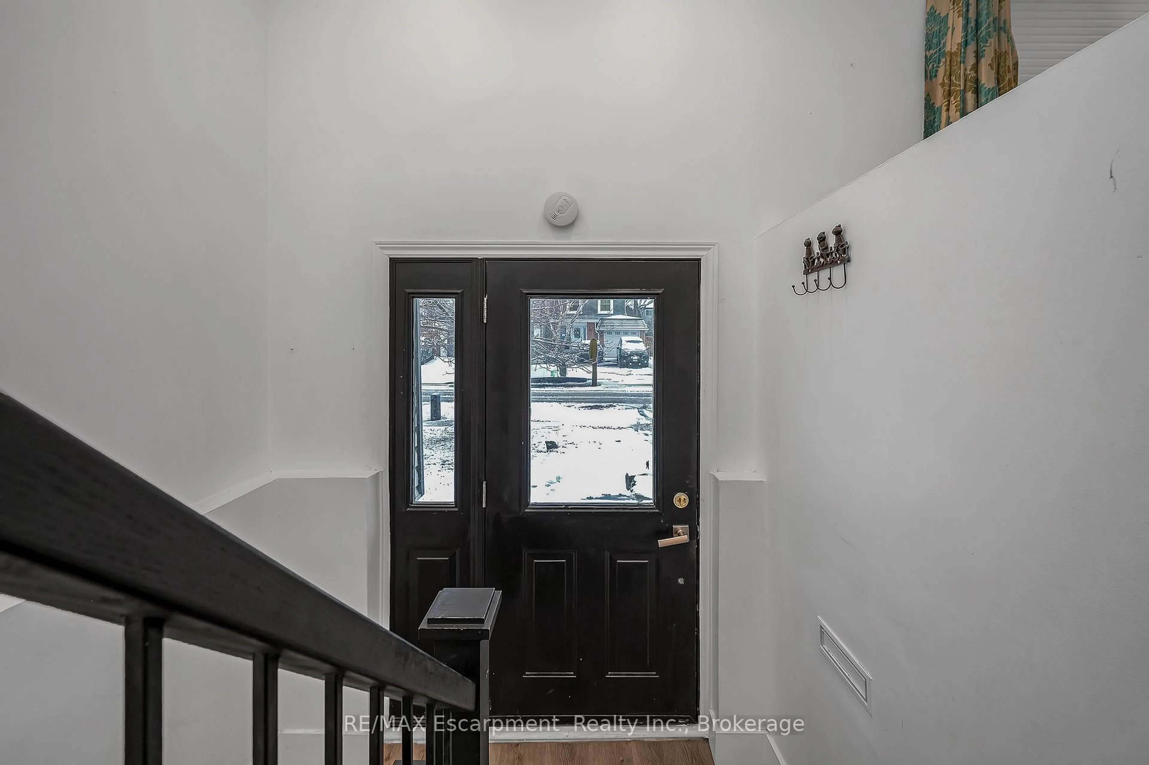 Indoor foyer for 3346 Hannibal Rd, Burlington Ontario L7M 1R7