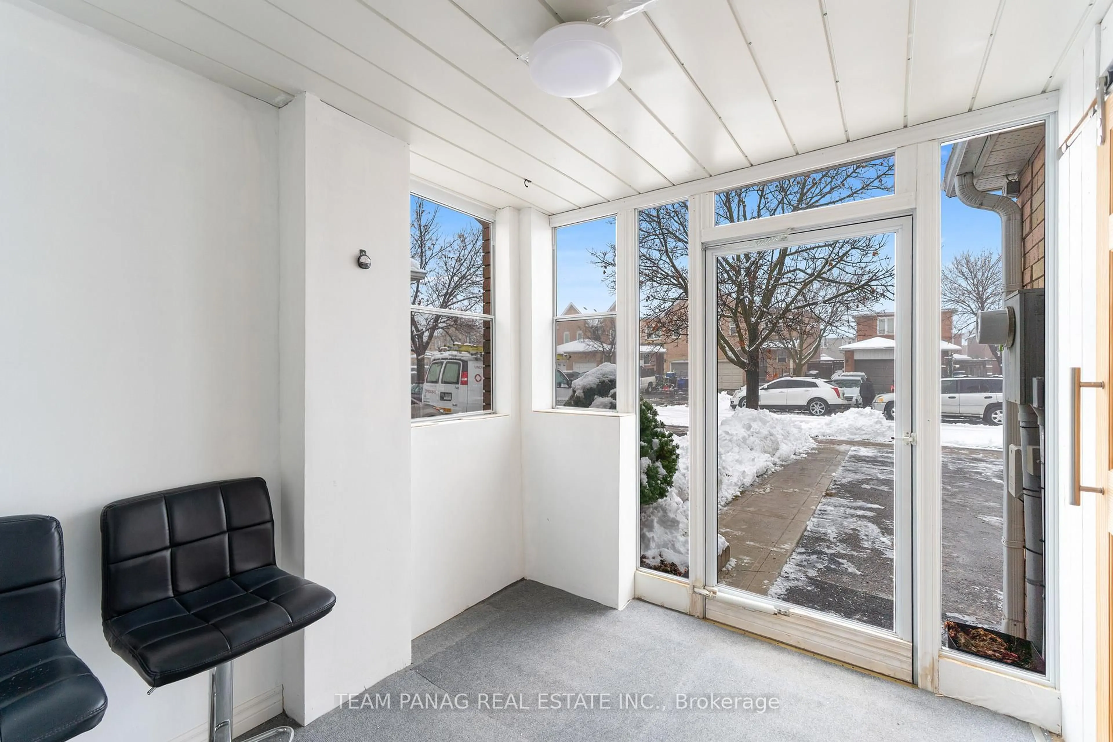 Indoor entryway for 71 Muirland Cres, Brampton Ontario L6X 4P3