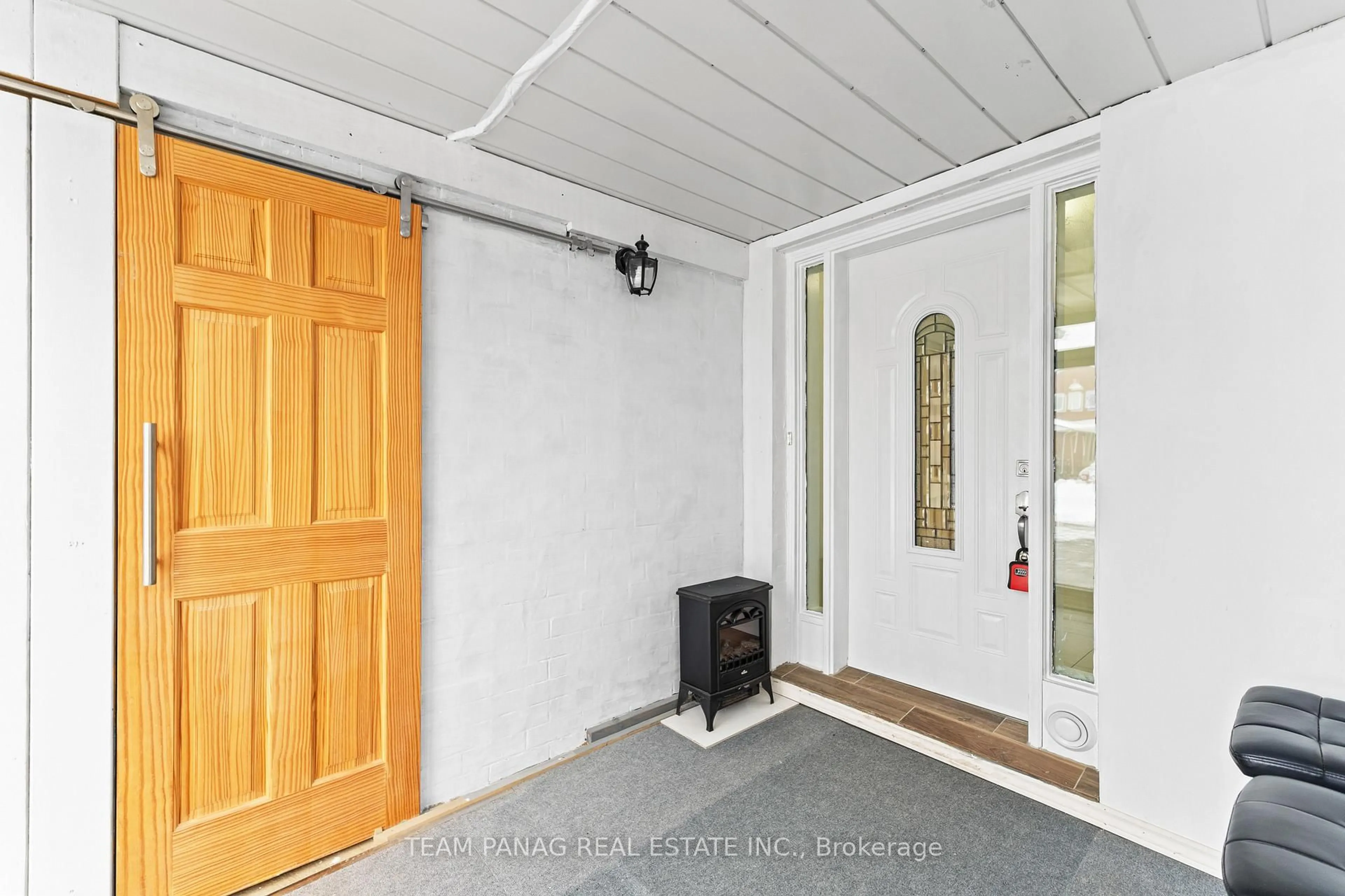 Indoor entryway for 71 Muirland Cres, Brampton Ontario L6X 4P3