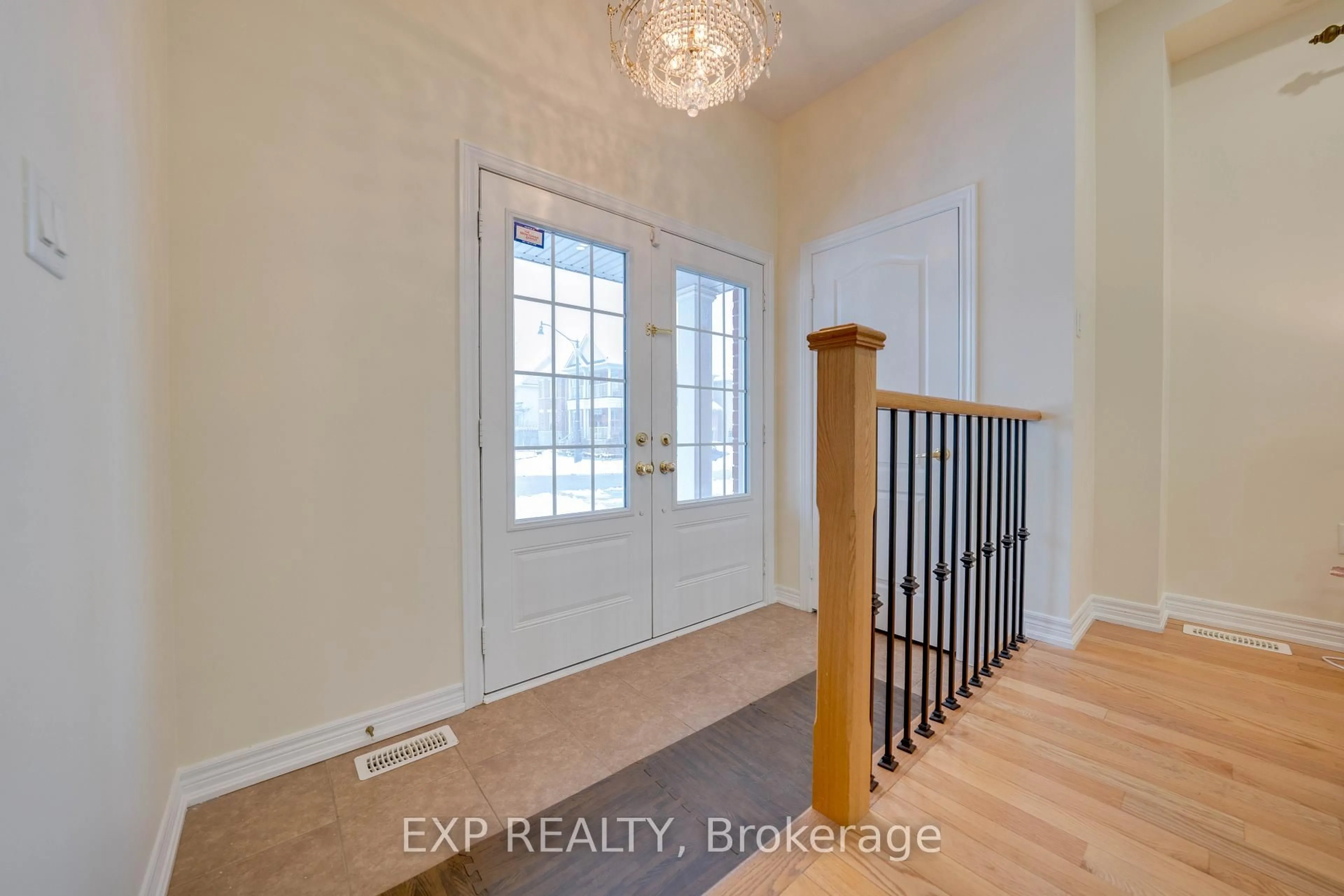 Indoor entryway for 42 Arrowpoint Dr, Brampton Ontario L6Y 0Y8