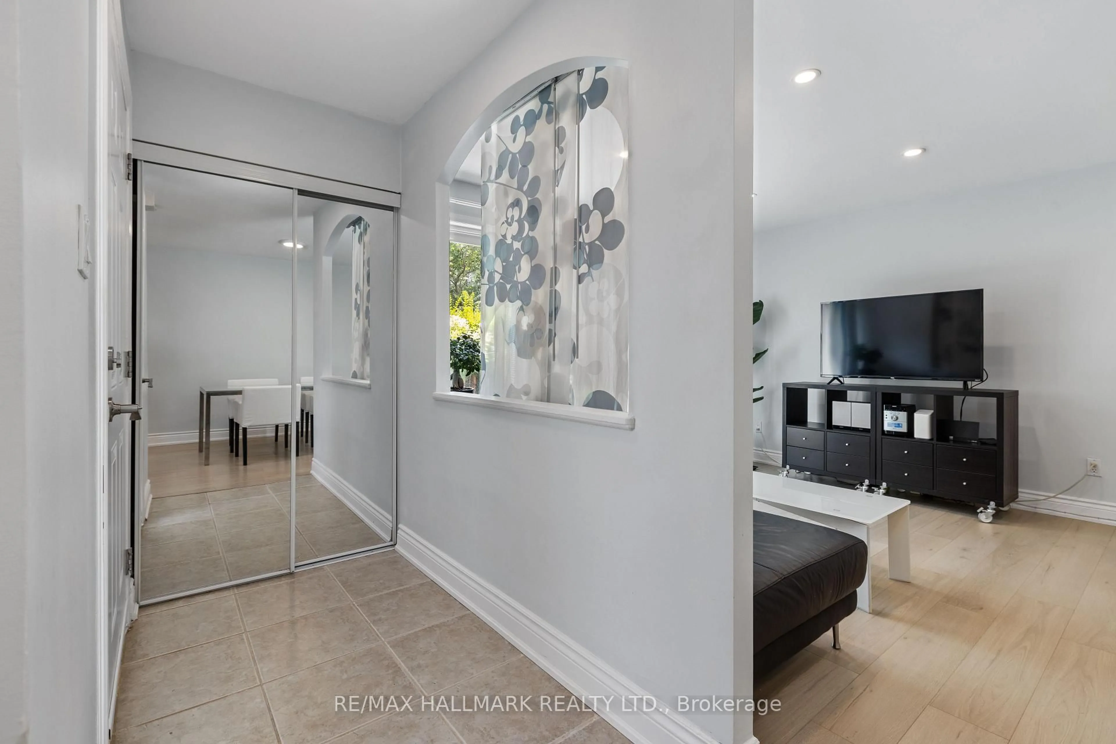 Indoor entryway for 3040 Constitution Blvd #130, Mississauga Ontario L4Y 3X7