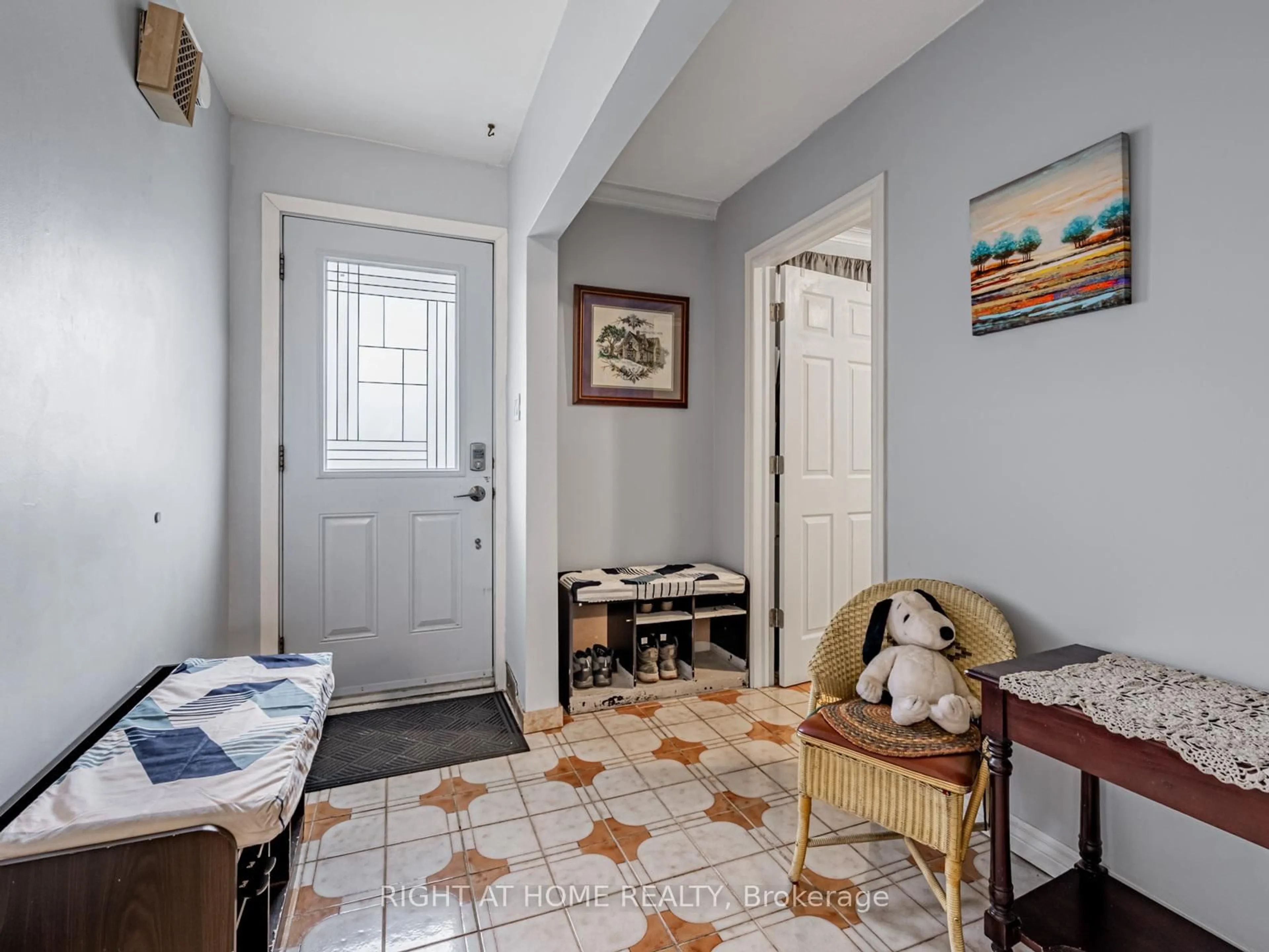 Indoor entryway for 120 Redwater Dr, Toronto Ontario M9W 2A2