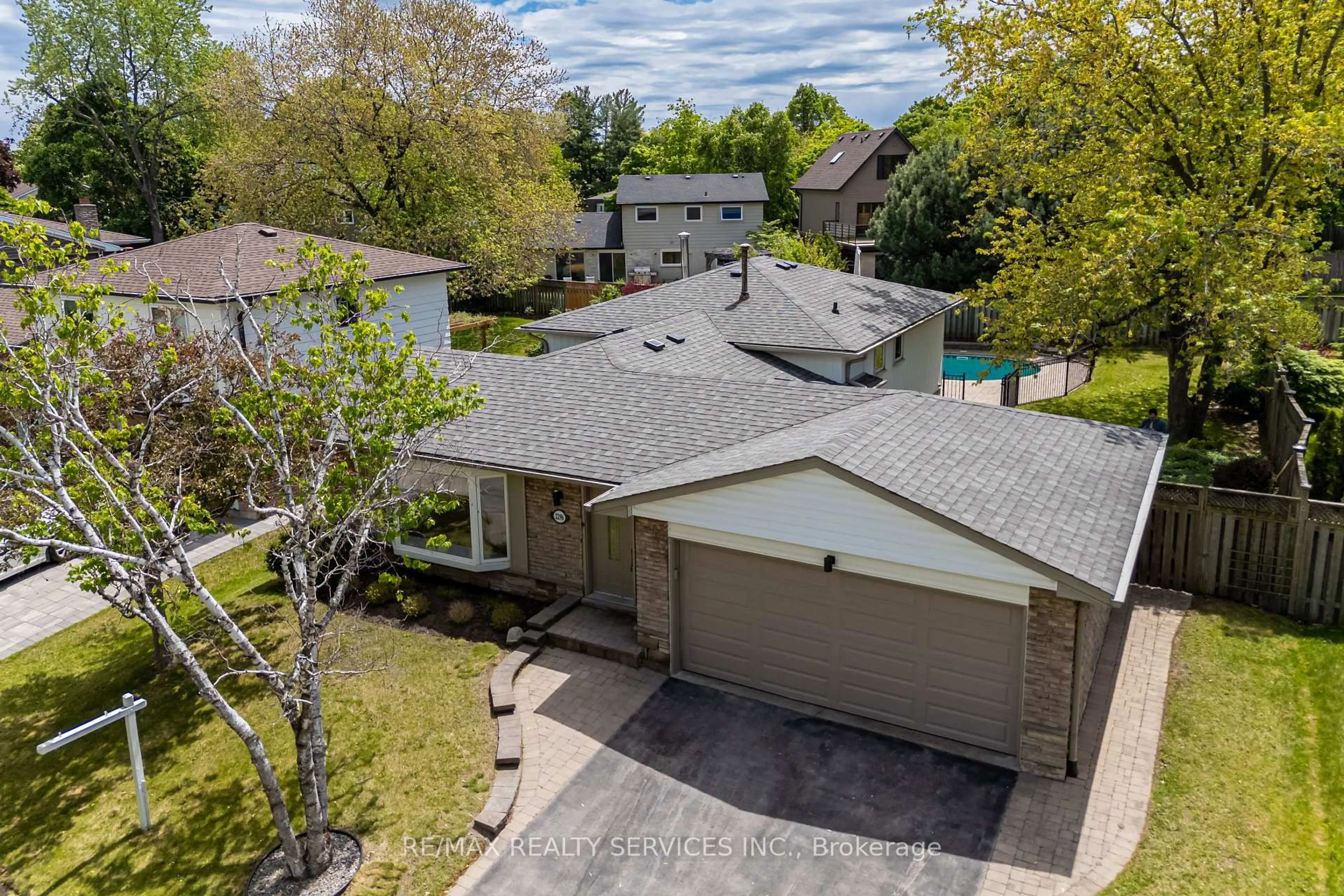 A pic from outside/outdoor area/front of a property/back of a property/a pic from drone, street for 2296 Devon Rd, Oakville Ontario L6J 5R4