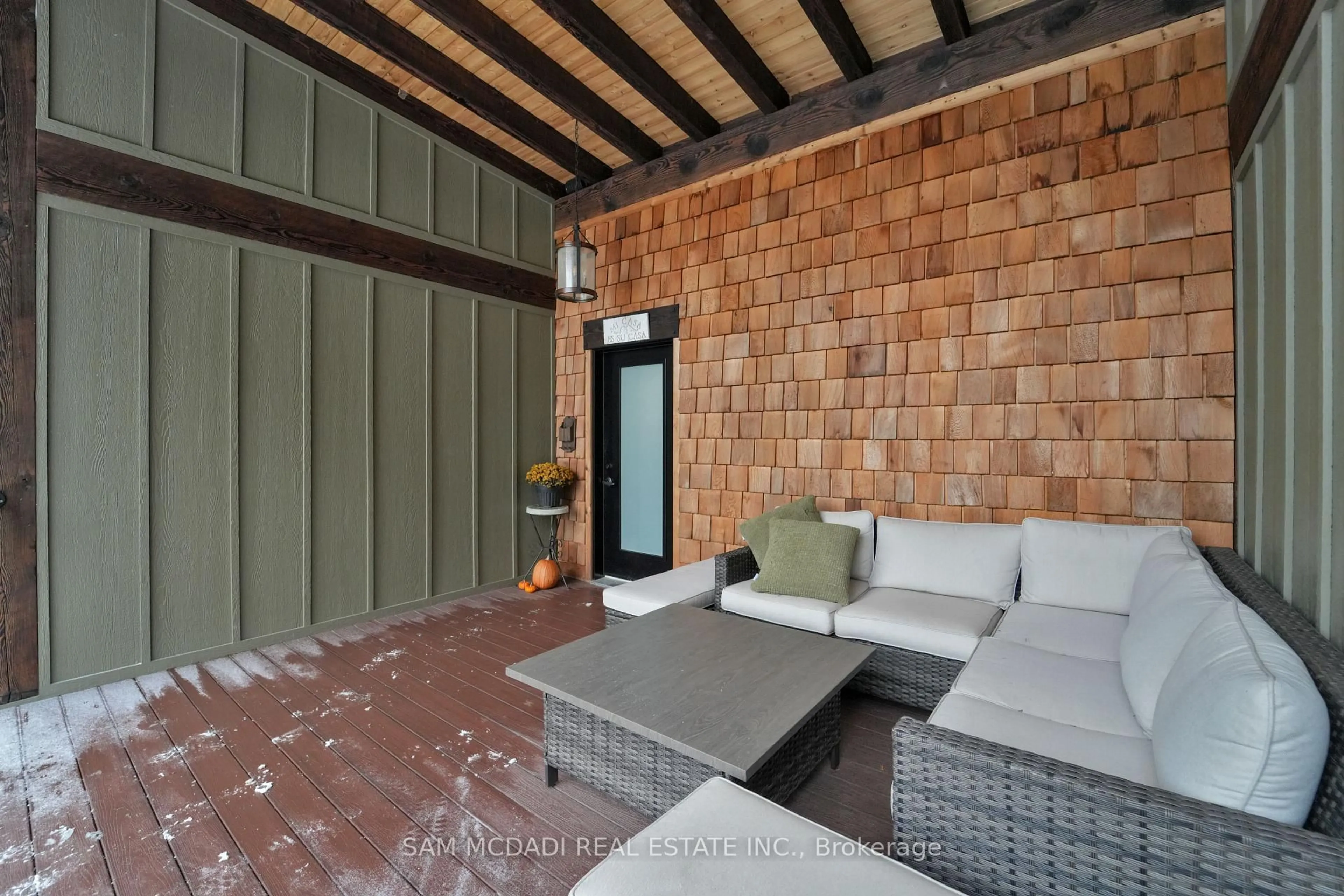 Patio, street for 2084 Grand Blvd, Burlington Ontario L7P 0N1