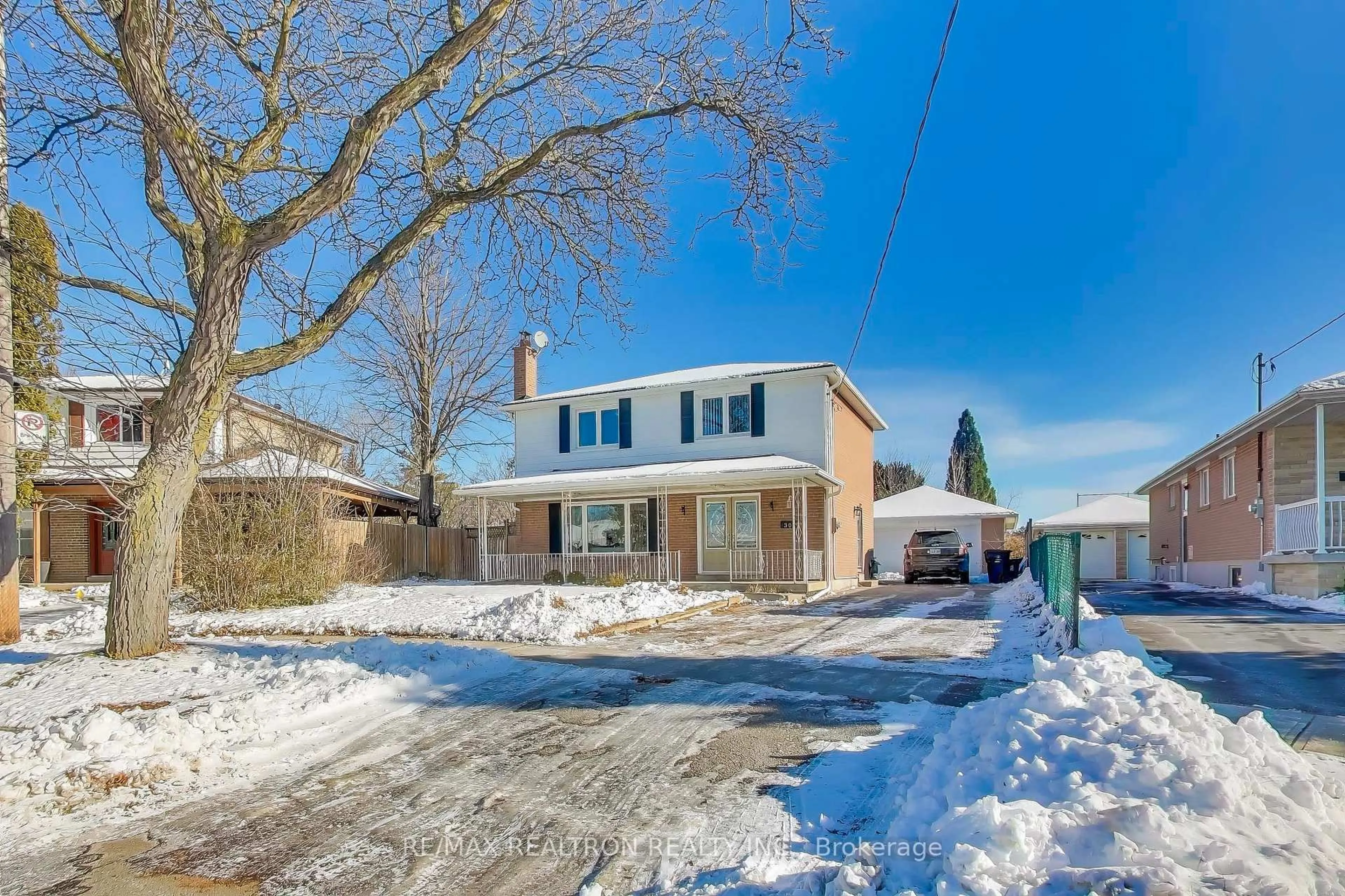 A pic from outside/outdoor area/front of a property/back of a property/a pic from drone, street for 30 Bloomington Cres, Toronto Ontario M3N 1R1