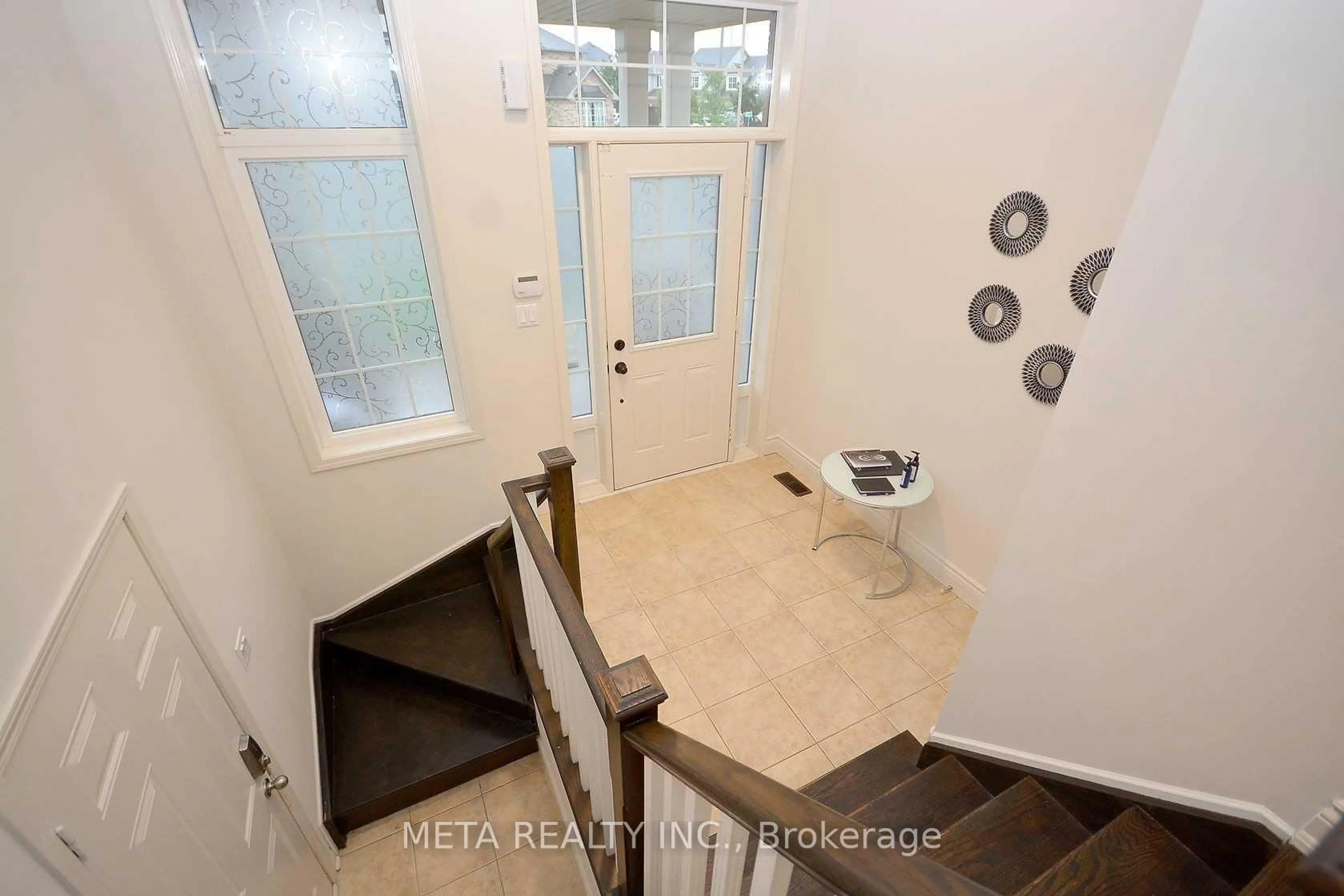 Indoor entryway for 5 Georgian Rd, Brampton Ontario L6X 0L6