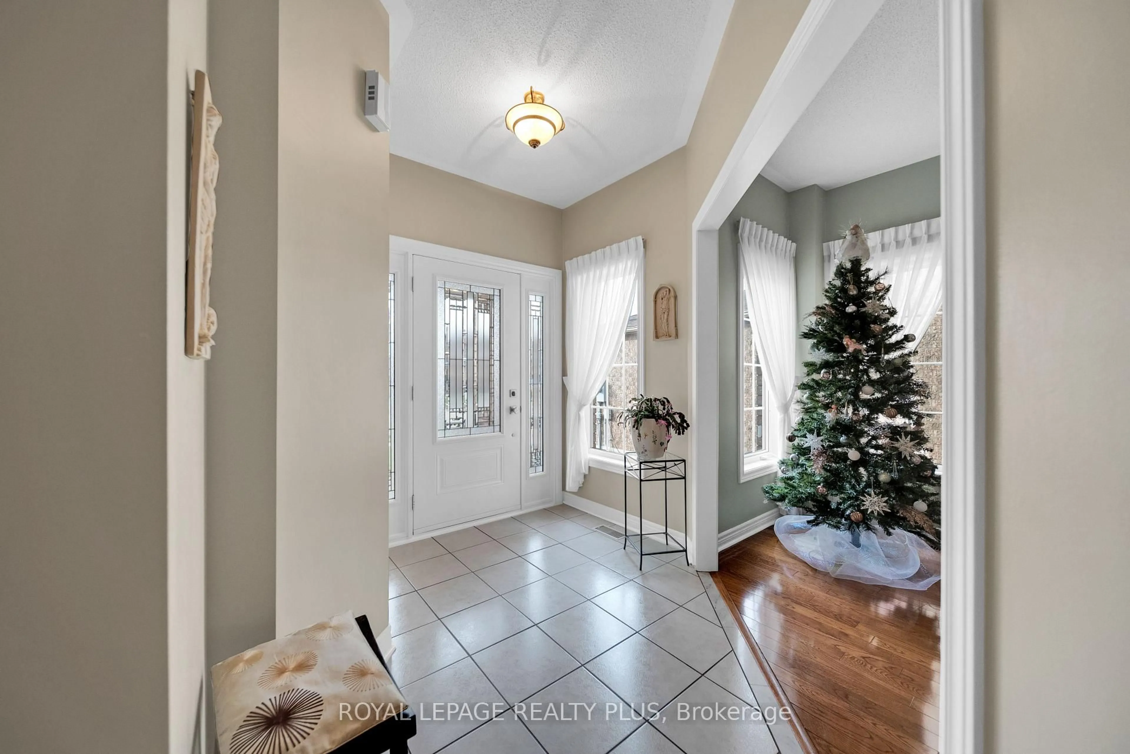 Indoor entryway for 6323 Lisgar Dr, Mississauga Ontario L5N 7W2