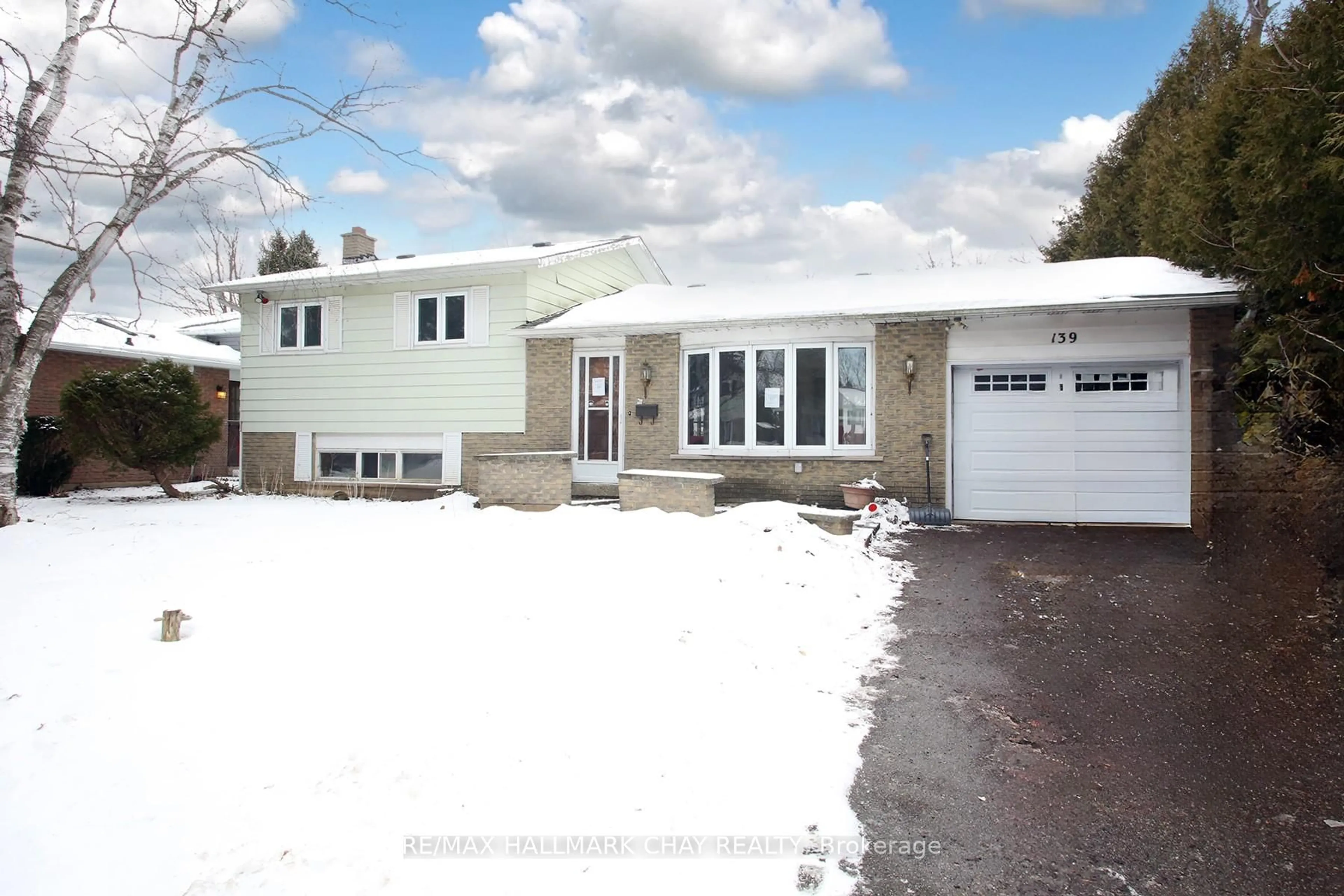 Home with vinyl exterior material, street for 139 Church St, Orangeville Ontario L9W 1P3