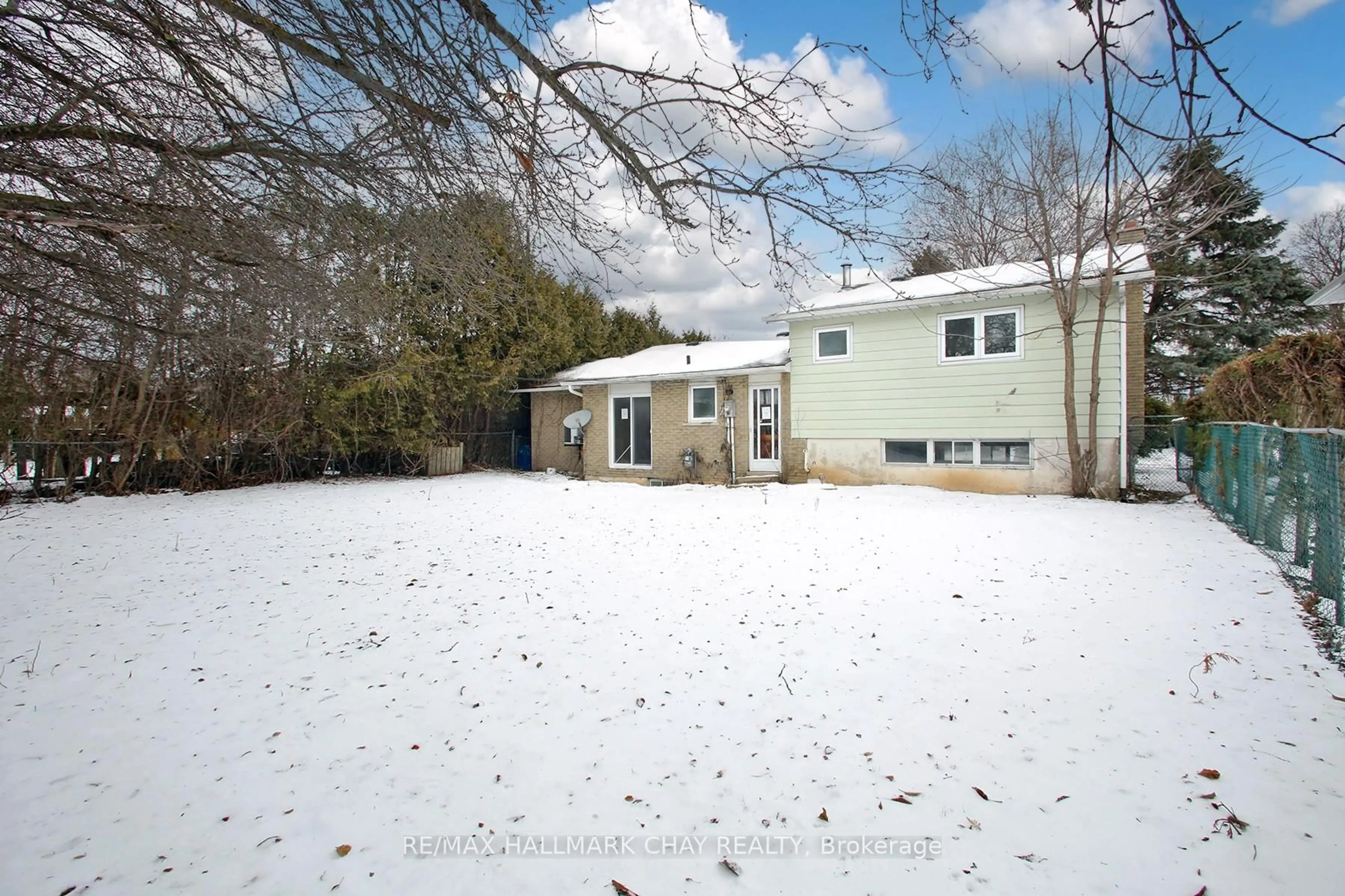 A pic from outside/outdoor area/front of a property/back of a property/a pic from drone, unknown for 139 Church St, Orangeville Ontario L9W 1P3