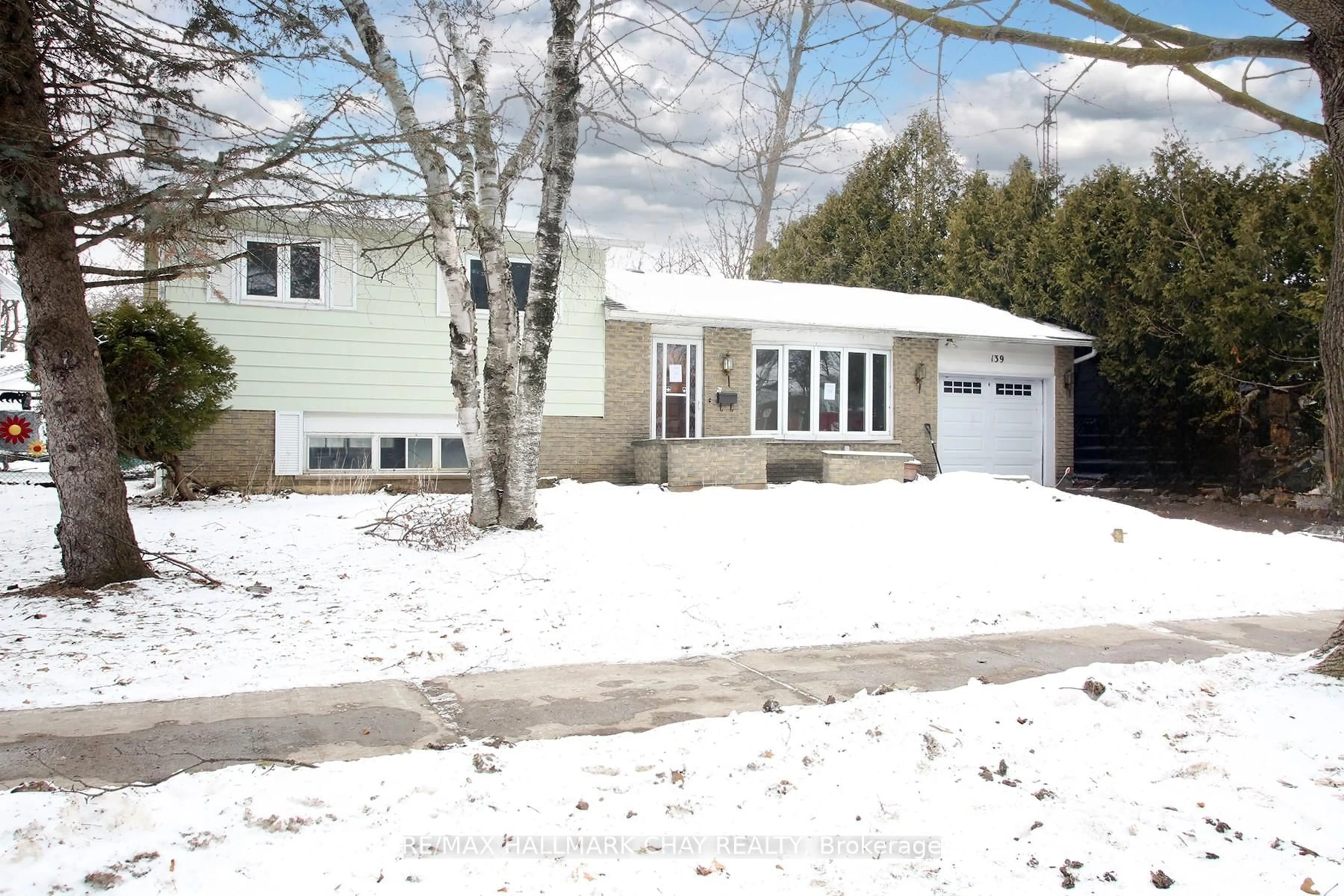 Home with vinyl exterior material, street for 139 Church St, Orangeville Ontario L9W 1P3