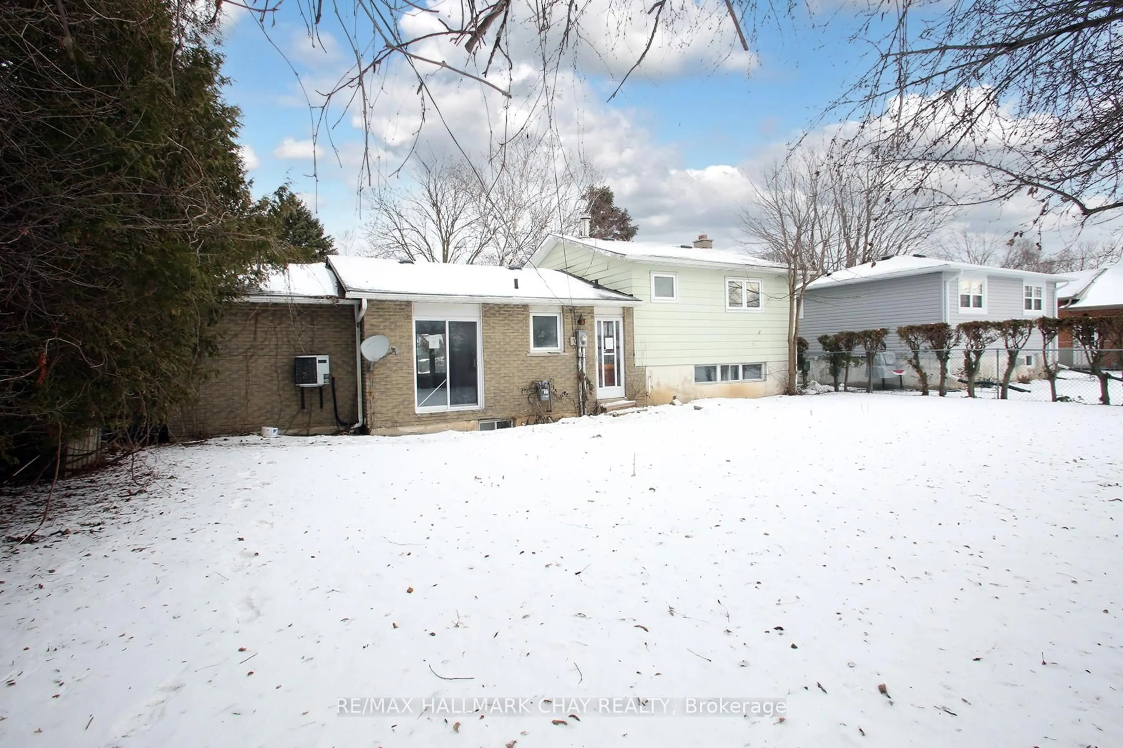 A pic from outside/outdoor area/front of a property/back of a property/a pic from drone, street for 139 Church St, Orangeville Ontario L9W 1P3